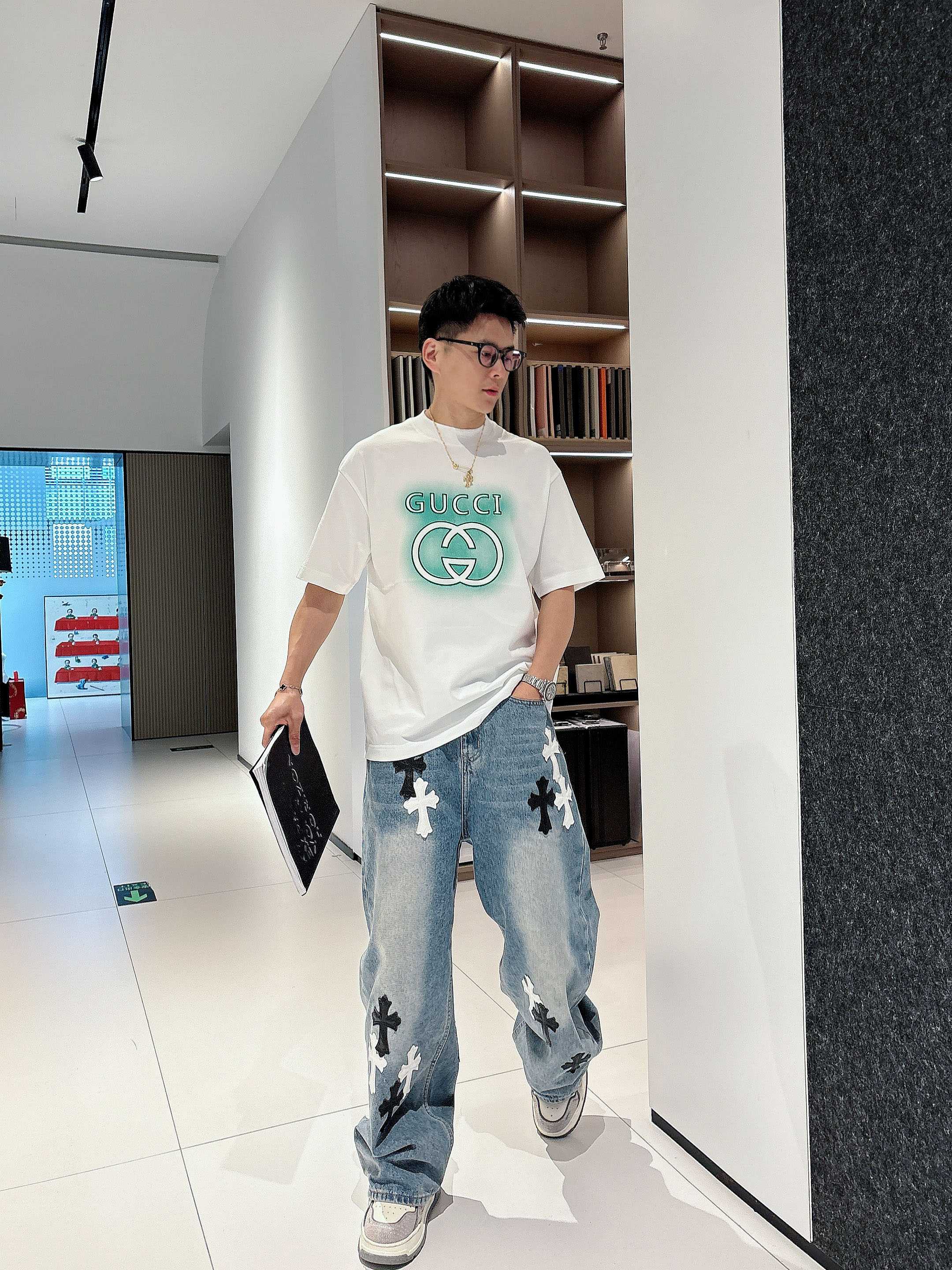     古驰  2025春夏新款首发专柜最新款短袖圆领T恤 高端订制 设计前卫时尚！品牌logo重工艺设