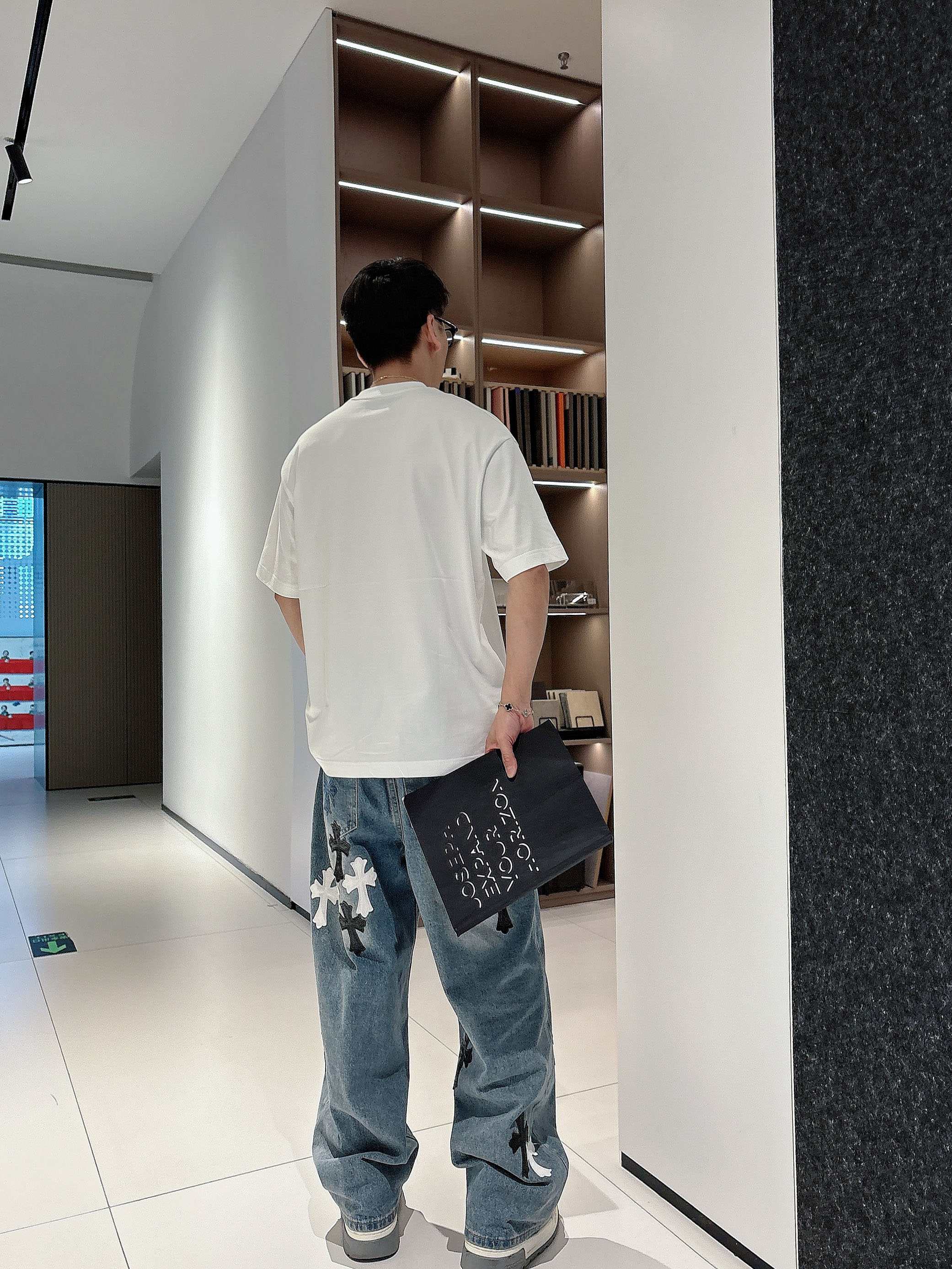     古驰  2025春夏新款首发专柜最新款短袖圆领T恤 高端订制 设计前卫时尚！品牌logo重工艺设