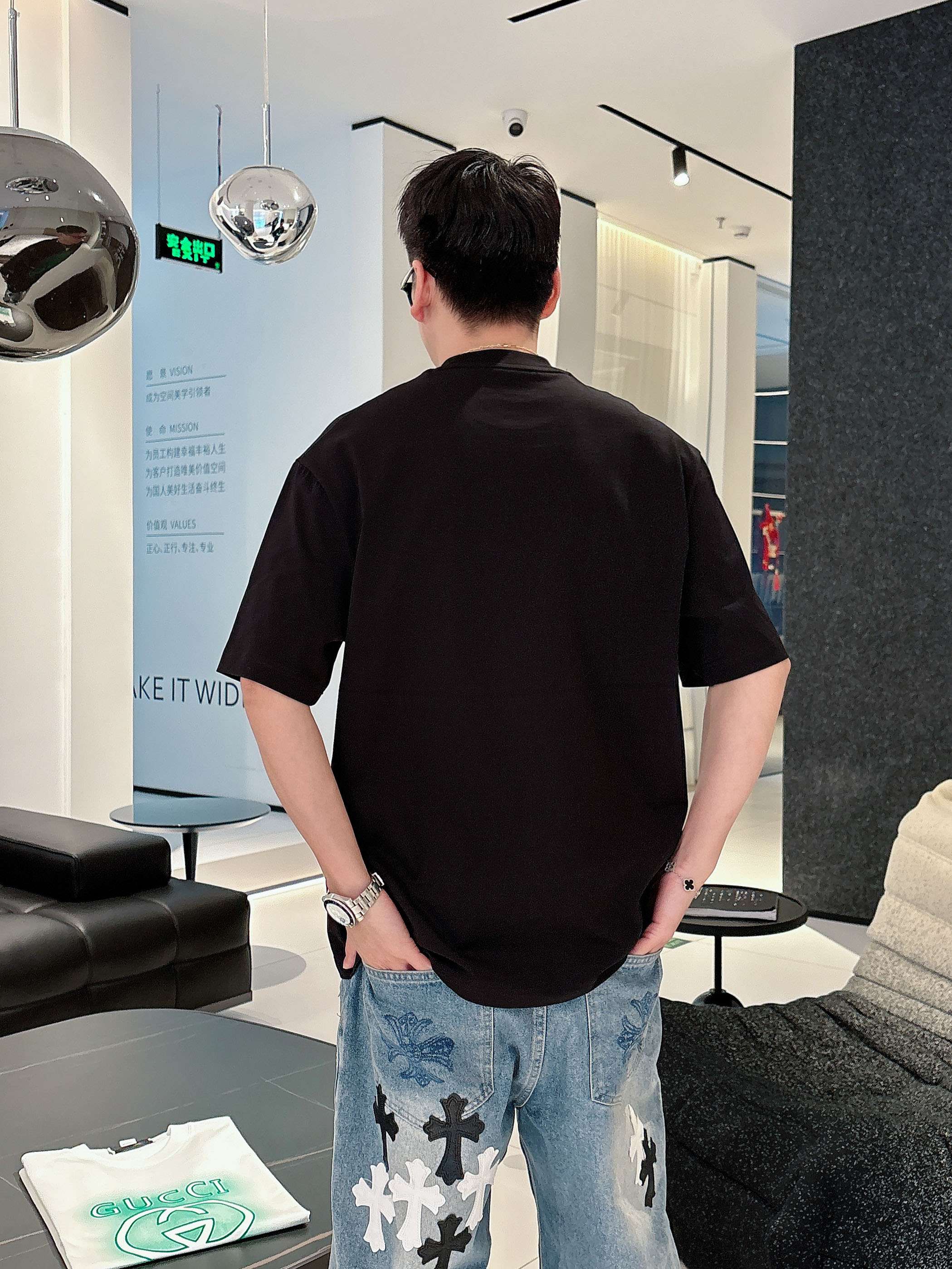     古驰  2025春夏新款首发专柜最新款短袖圆领T恤 高端订制 设计前卫时尚！品牌logo重工艺设