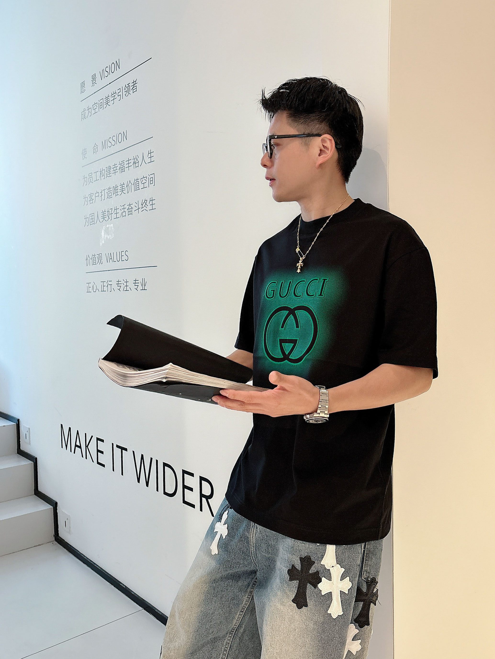     古驰  2025春夏新款首发专柜最新款短袖圆领T恤 高端订制 设计前卫时尚！品牌logo重工艺设