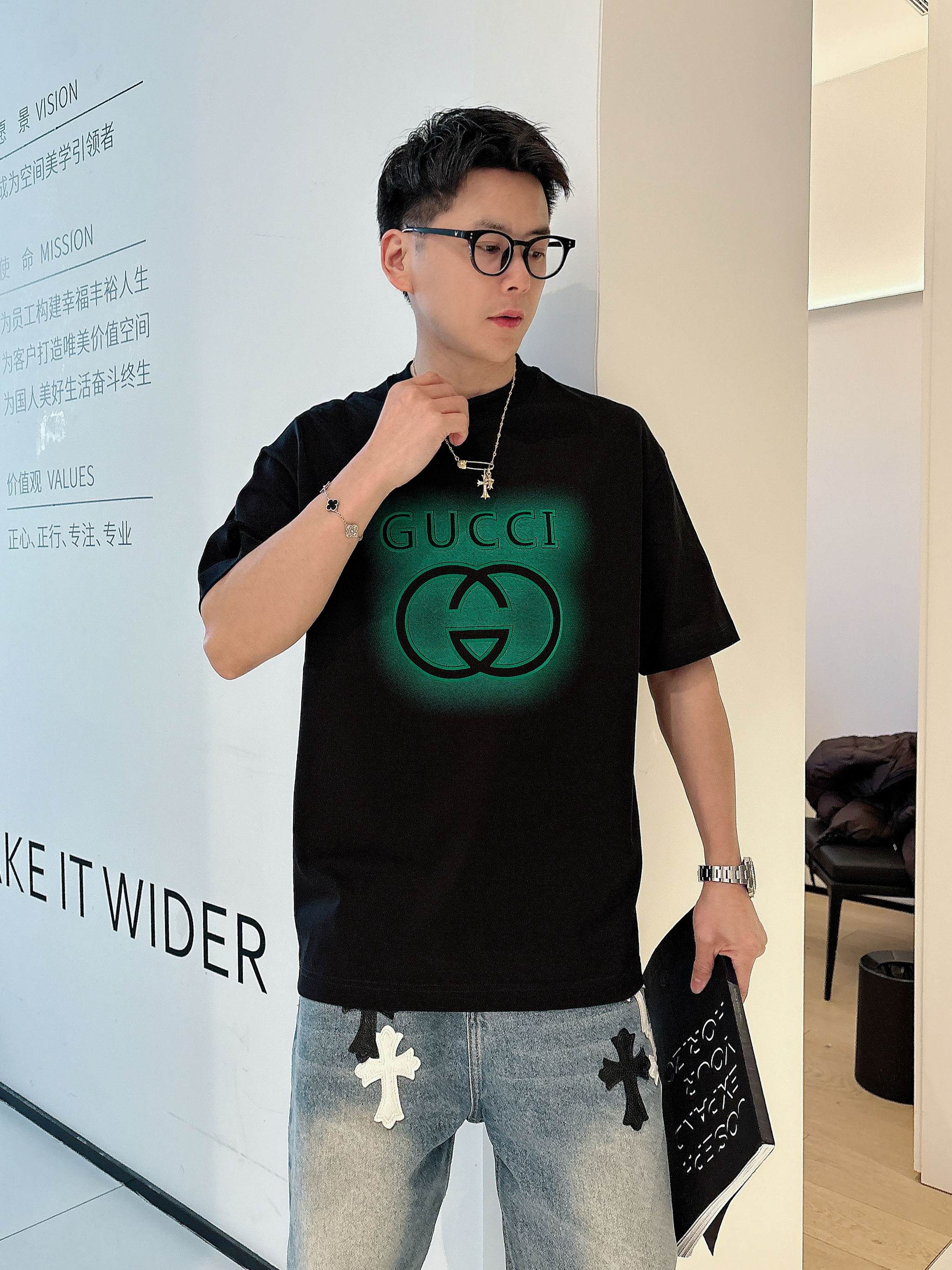     古驰  2025春夏新款首发专柜最新款短袖圆领T恤 高端订制 设计前卫时尚！品牌logo重工艺设