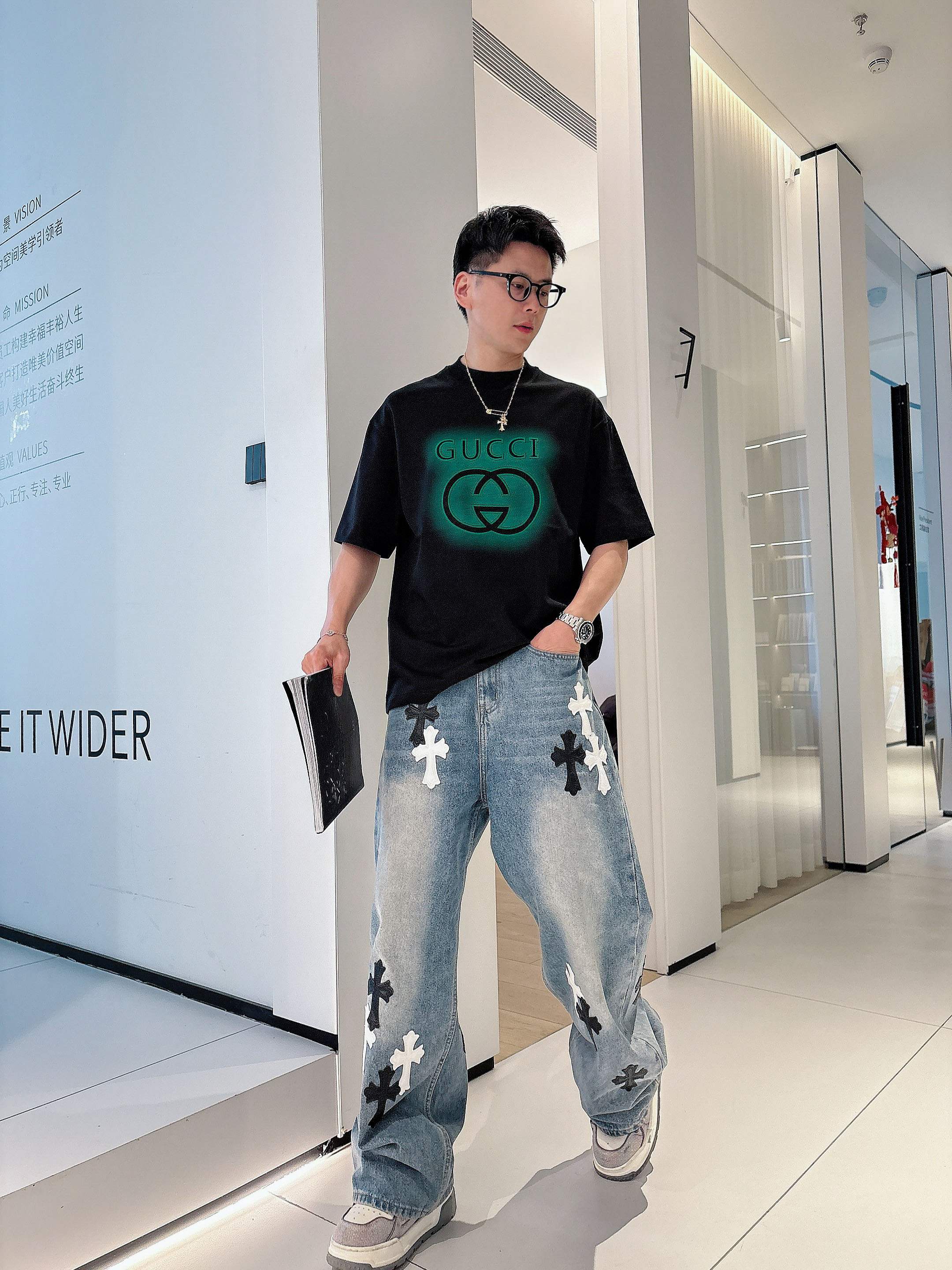     古驰  2025春夏新款首发专柜最新款短袖圆领T恤 高端订制 设计前卫时尚！品牌logo重工艺设