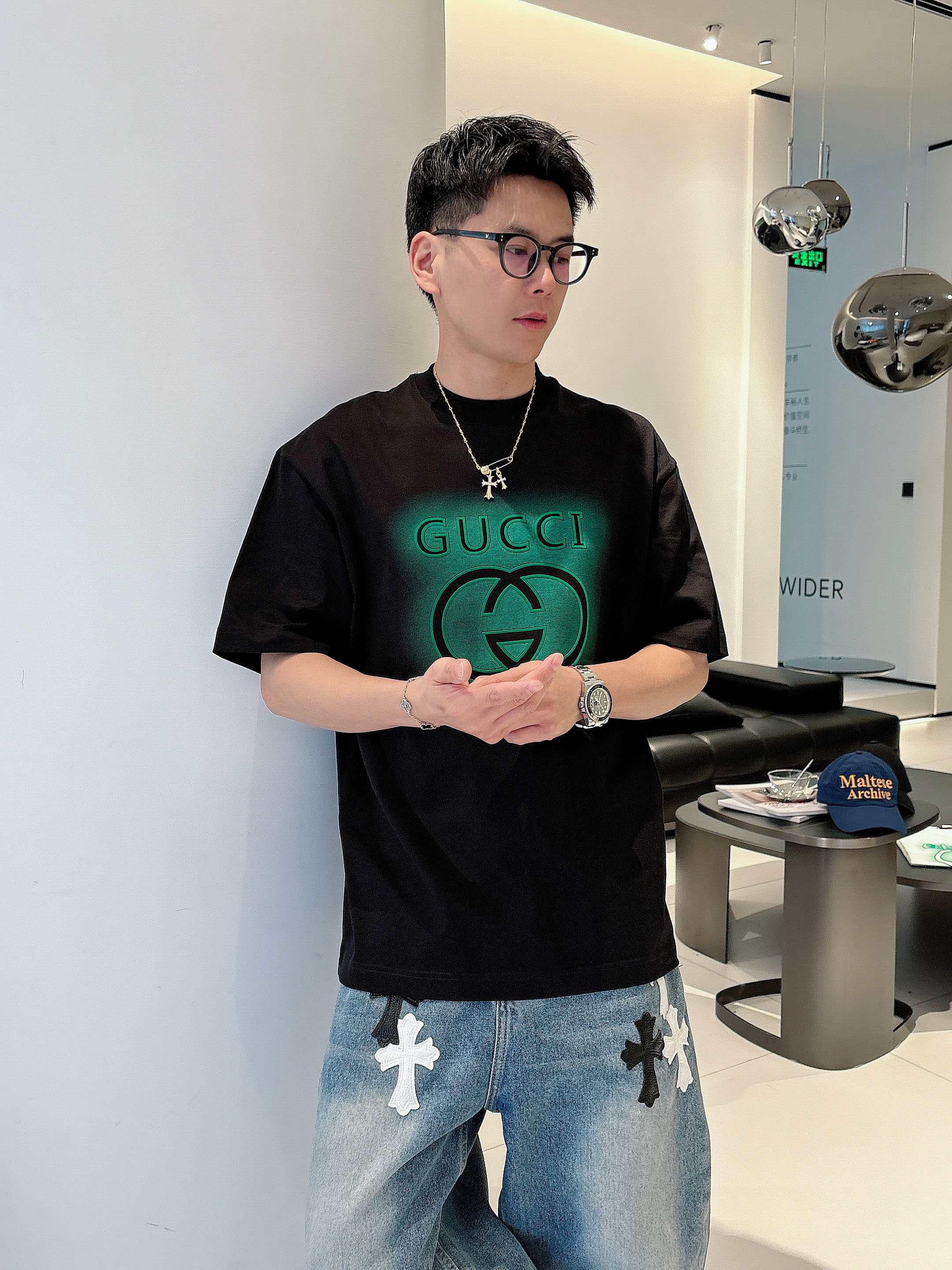     古驰  2025春夏新款首发专柜最新款短袖圆领T恤 高端订制 设计前卫时尚！品牌logo重工艺设