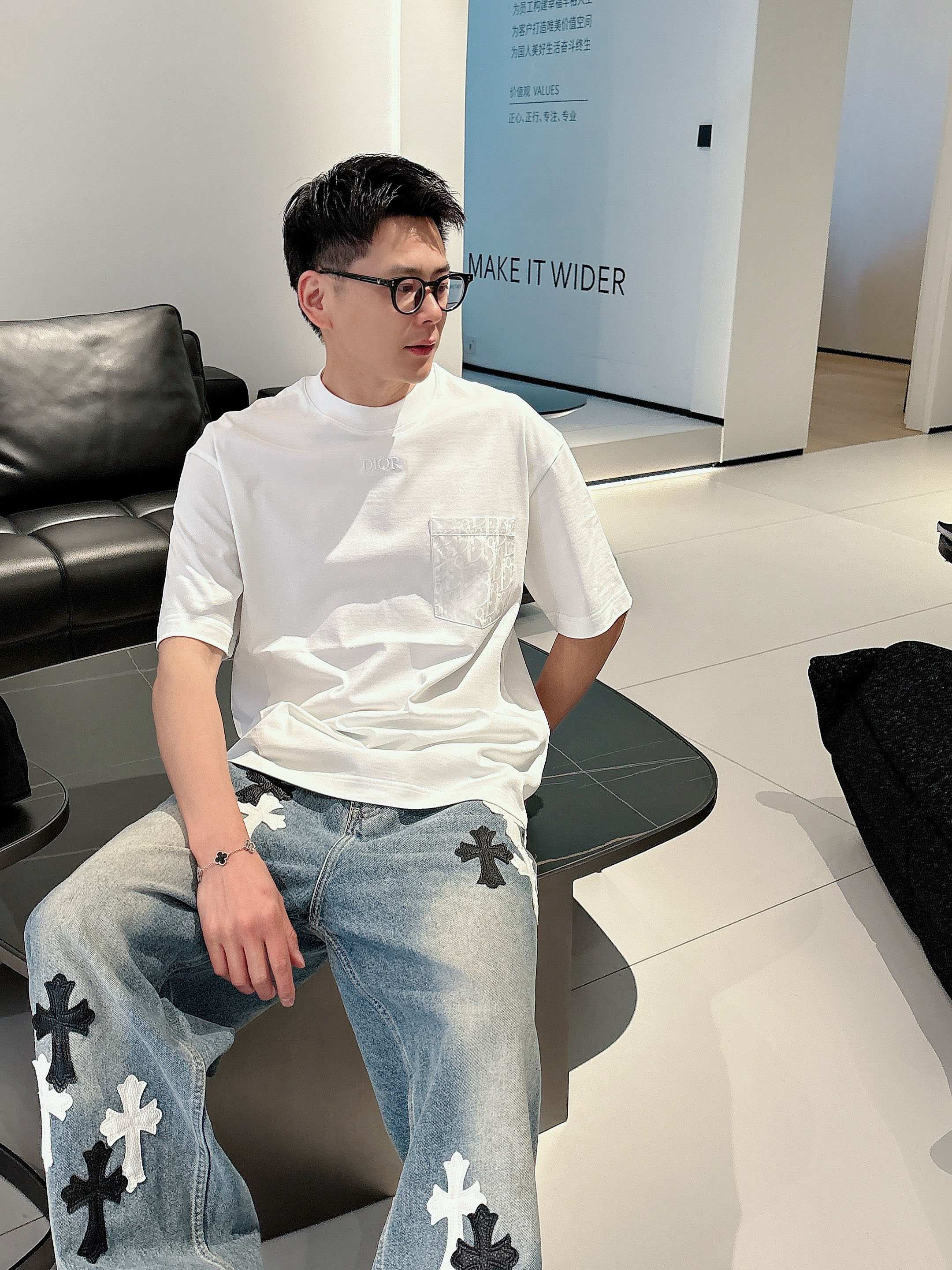     迪奥  2025春夏新款首发专柜最新款短袖圆领T恤 高端订制 设计前卫时尚！品牌logo重工艺设