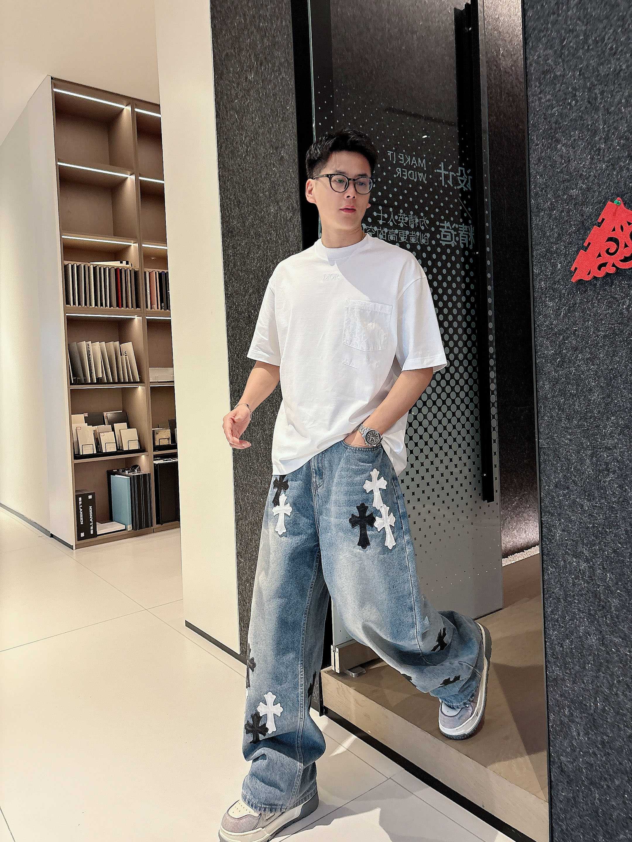     迪奥  2025春夏新款首发专柜最新款短袖圆领T恤 高端订制 设计前卫时尚！品牌logo重工艺设