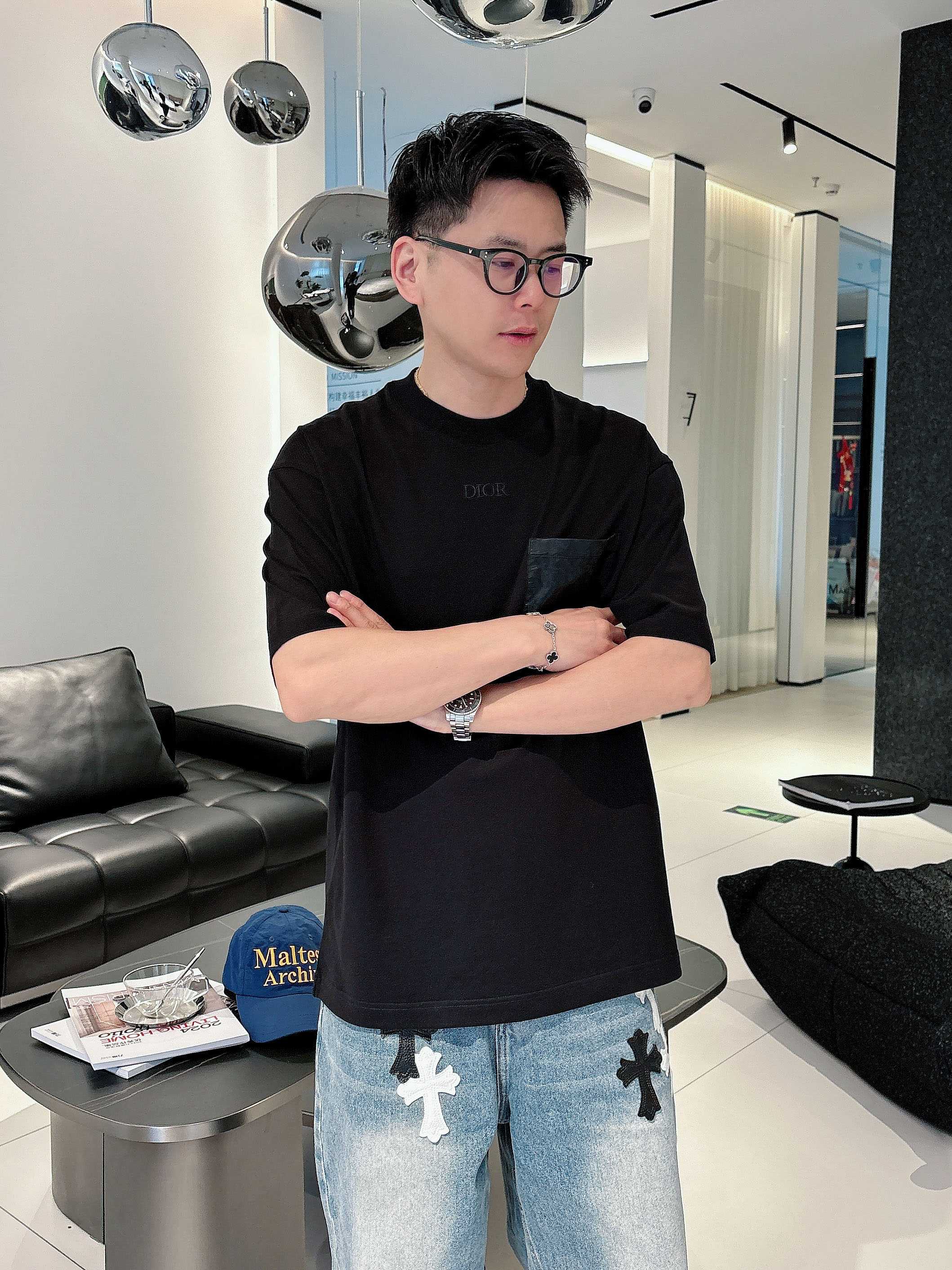     迪奥  2025春夏新款首发专柜最新款短袖圆领T恤 高端订制 设计前卫时尚！品牌logo重工艺设
