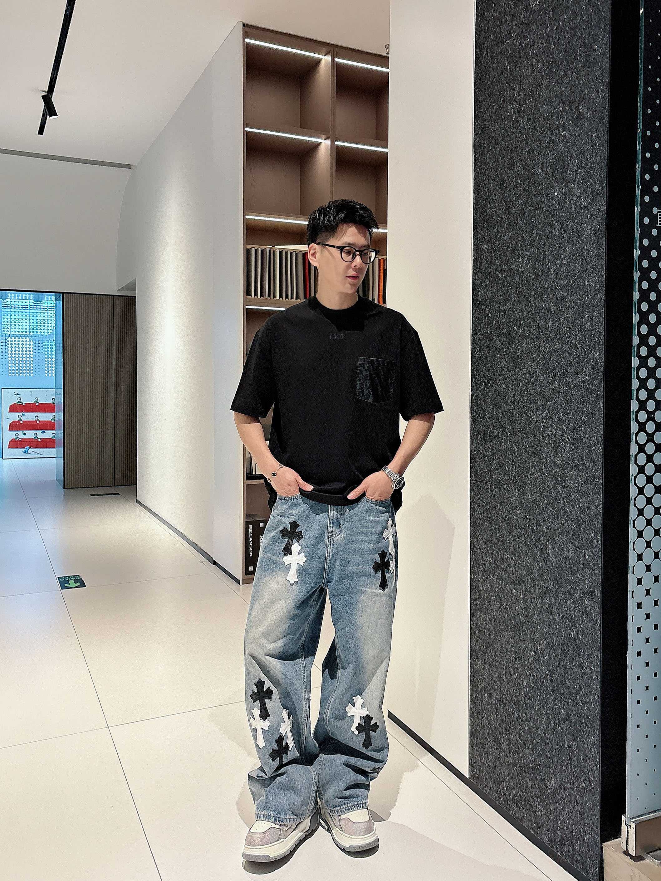     迪奥  2025春夏新款首发专柜最新款短袖圆领T恤 高端订制 设计前卫时尚！品牌logo重工艺设