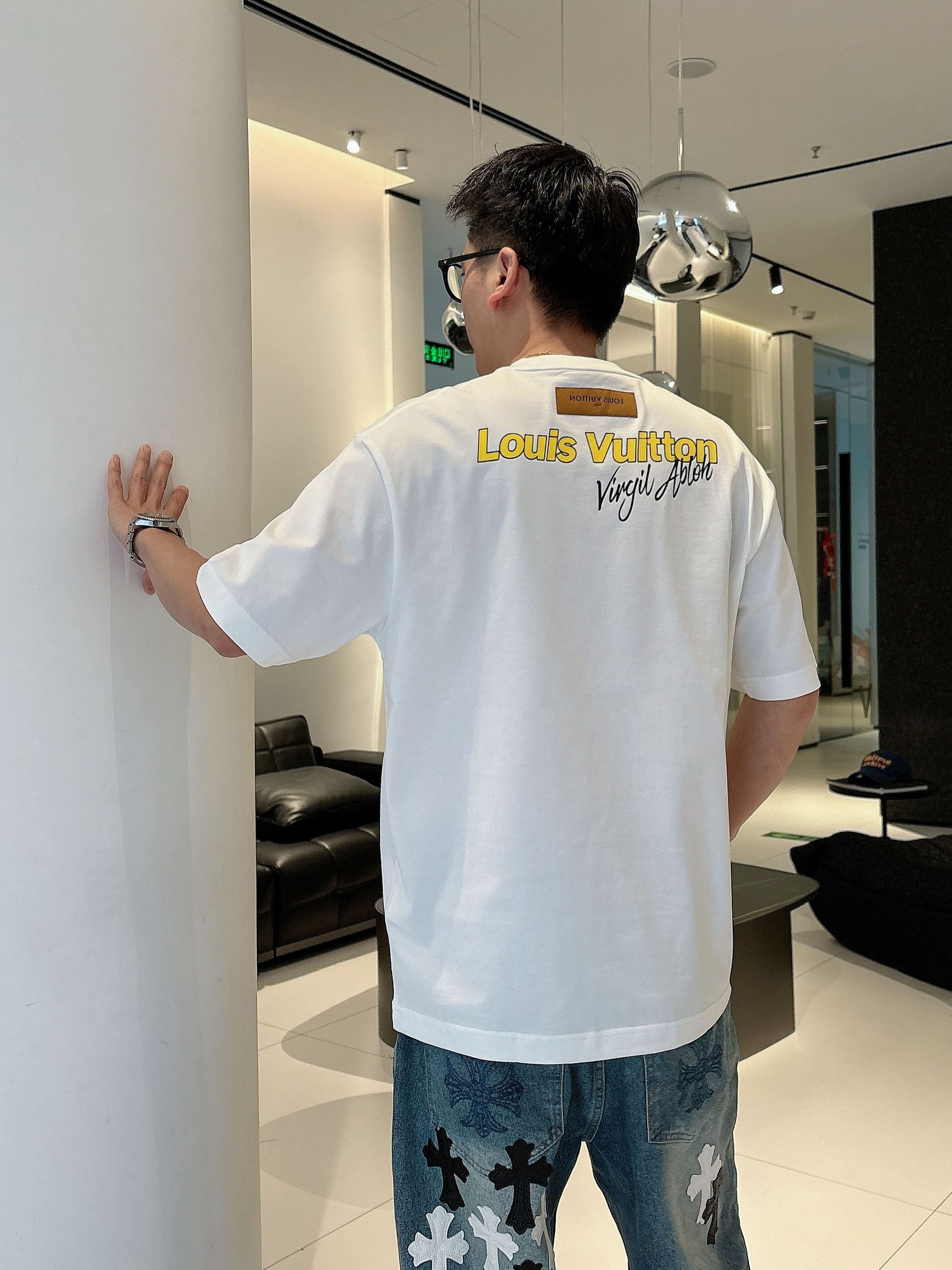     LV  2025春夏新款首发专柜最新款短袖圆领T恤 高端订制 设计前卫时尚！品牌logo重工艺设