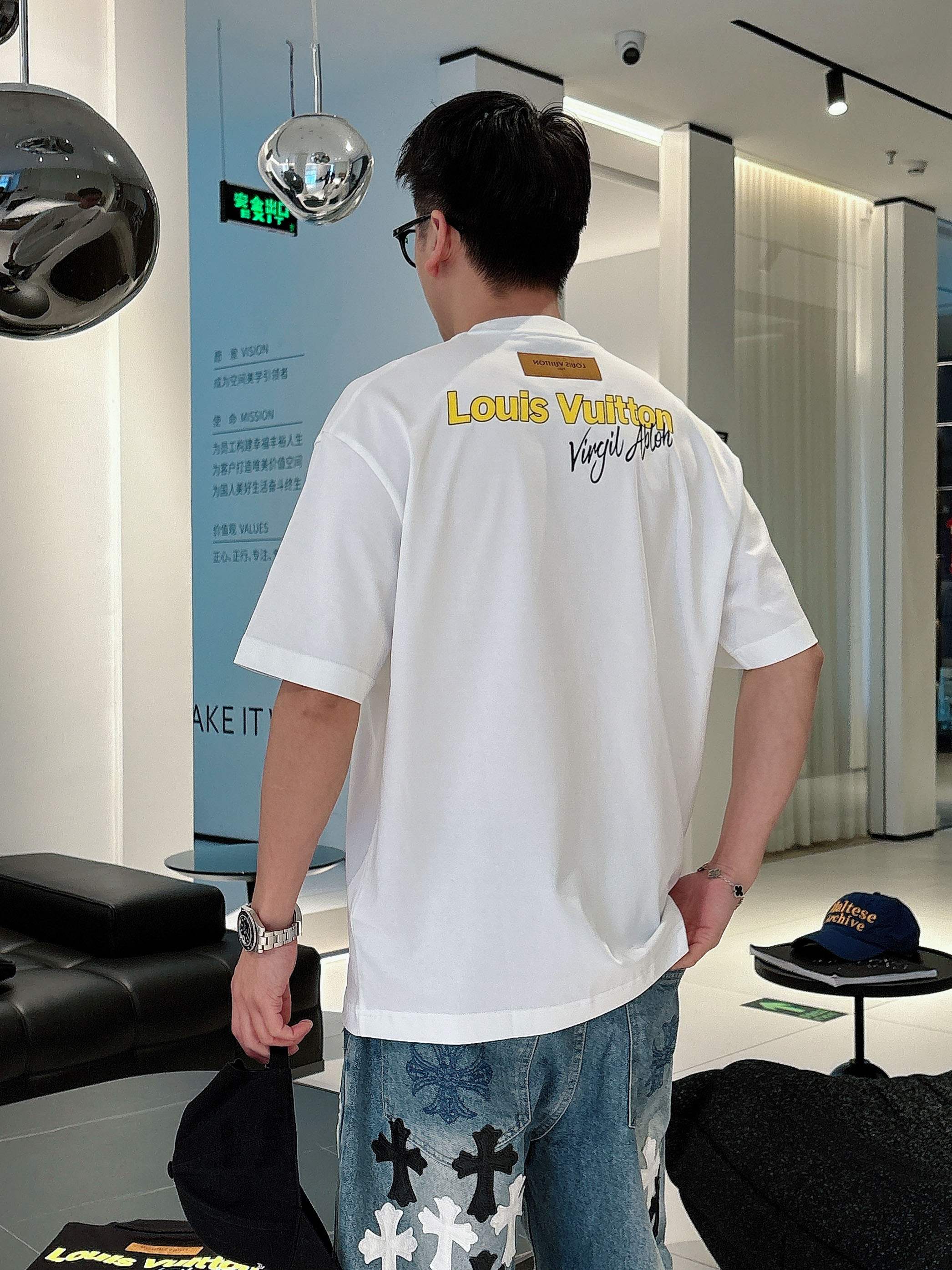     LV  2025春夏新款首发专柜最新款短袖圆领T恤 高端订制 设计前卫时尚！品牌logo重工艺设