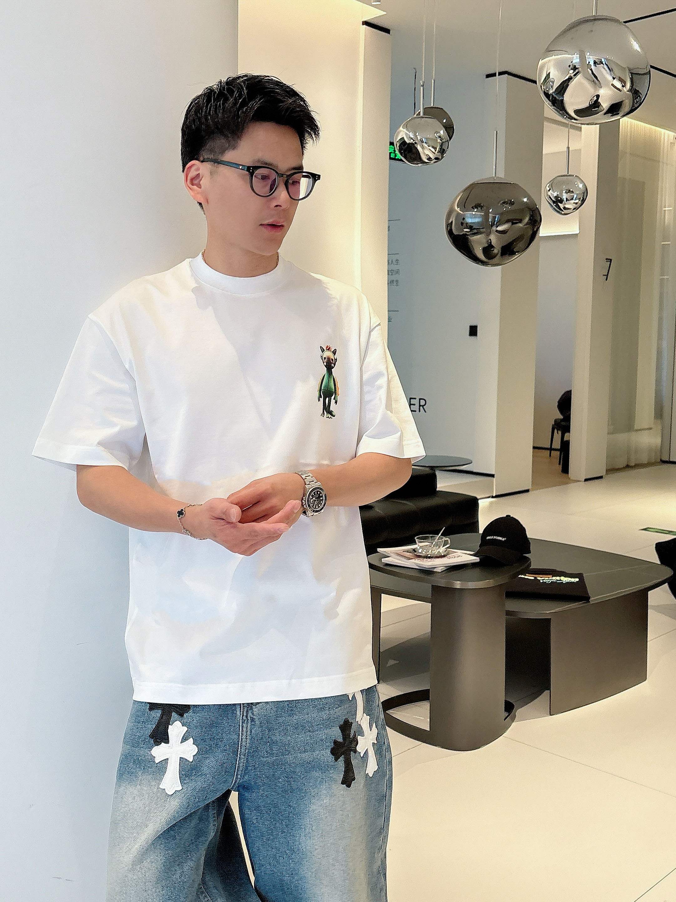    LV  2025春夏新款首发专柜最新款短袖圆领T恤 高端订制 设计前卫时尚！品牌logo重工艺设