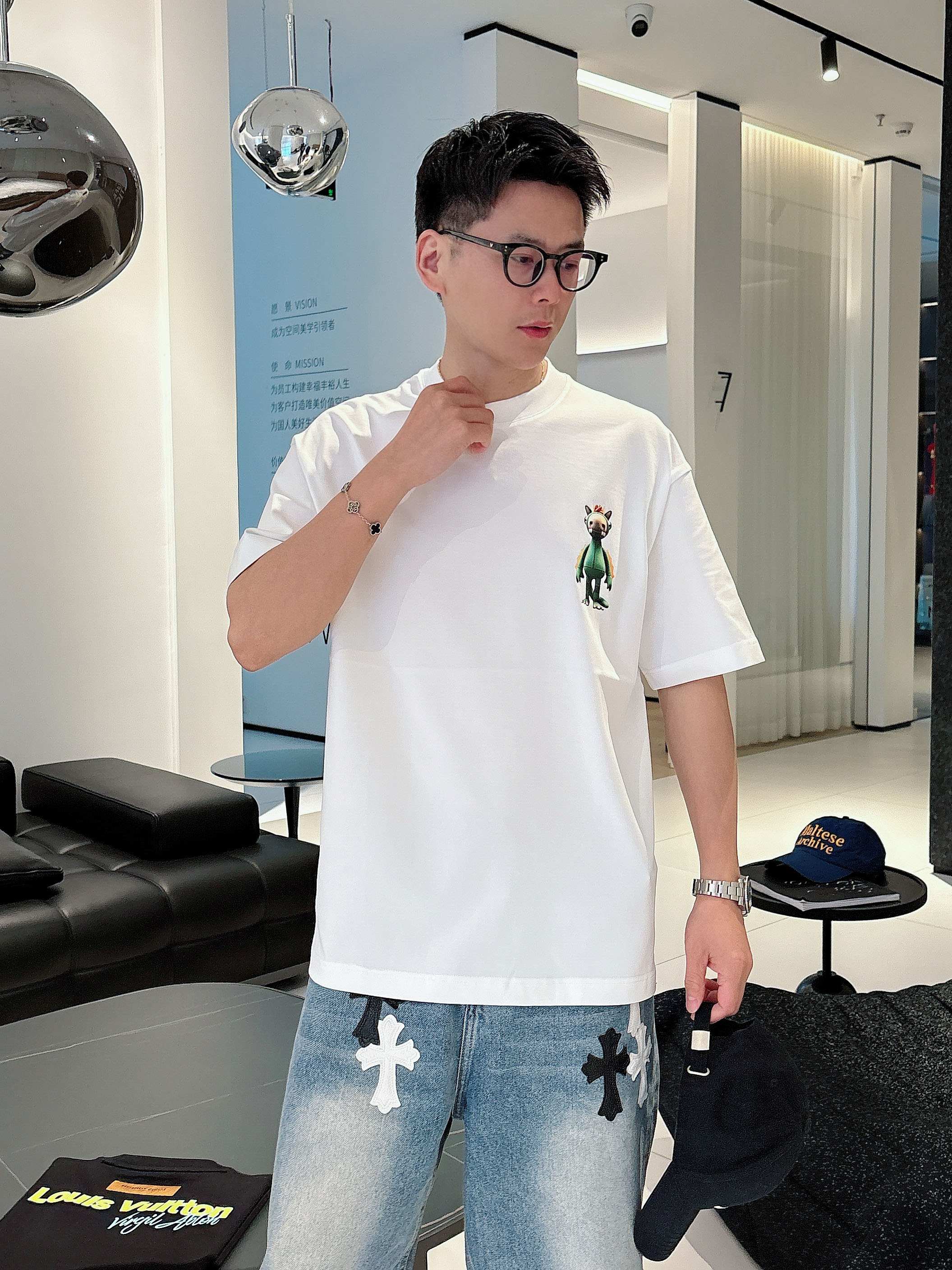     LV  2025春夏新款首发专柜最新款短袖圆领T恤 高端订制 设计前卫时尚！品牌logo重工艺设