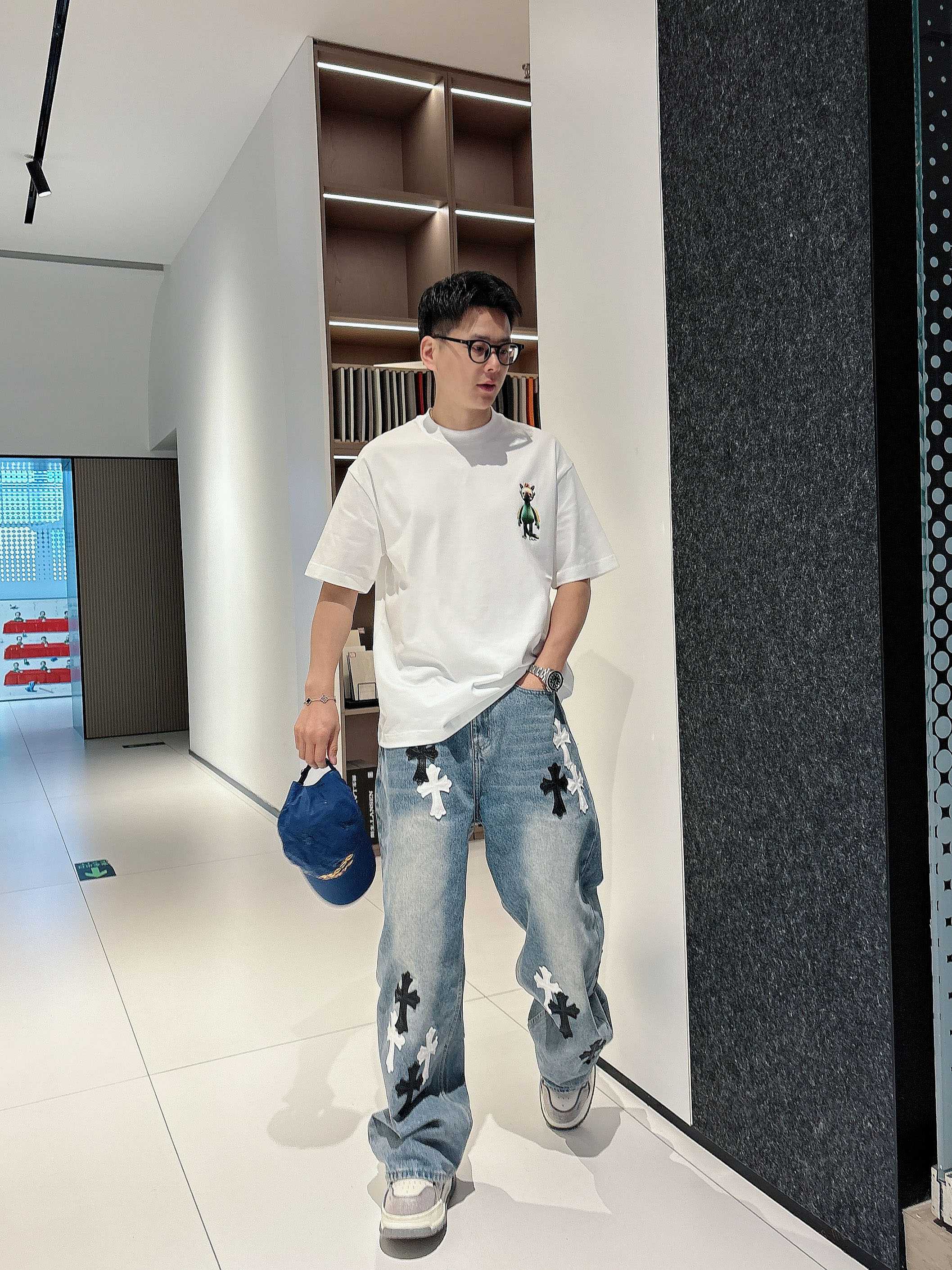     LV  2025春夏新款首发专柜最新款短袖圆领T恤 高端订制 设计前卫时尚！品牌logo重工艺设
