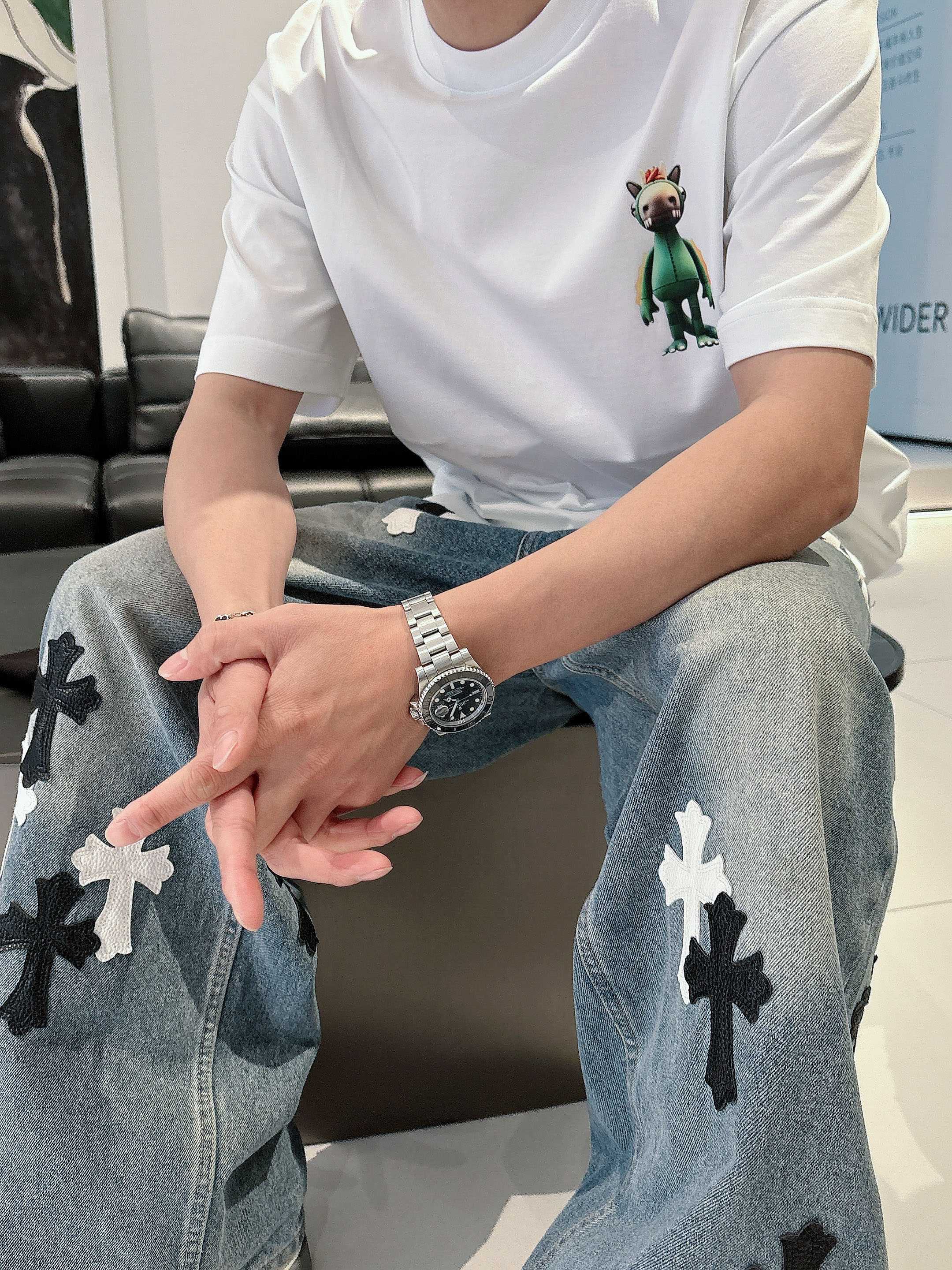     LV  2025春夏新款首发专柜最新款短袖圆领T恤 高端订制 设计前卫时尚！品牌logo重工艺设