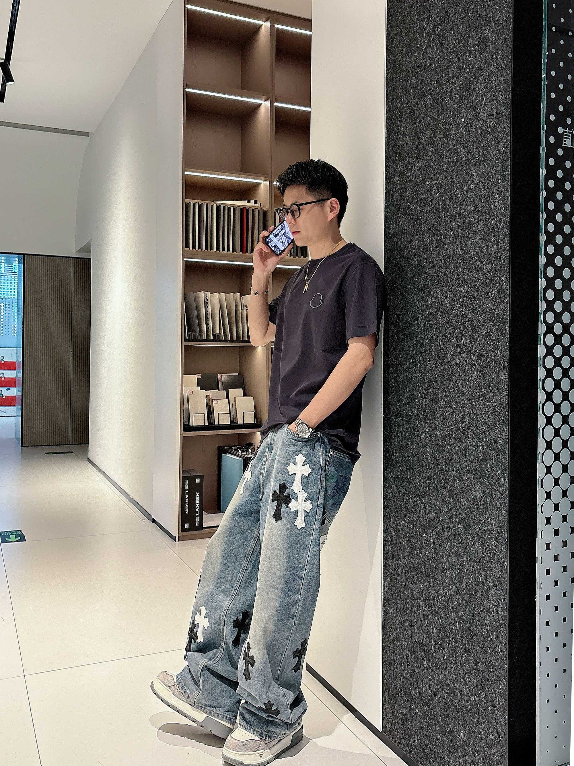     蒙口  2025春夏新款首发专柜最新款短袖圆领T恤 高端订制 设计前卫时尚！品牌logo重工艺设