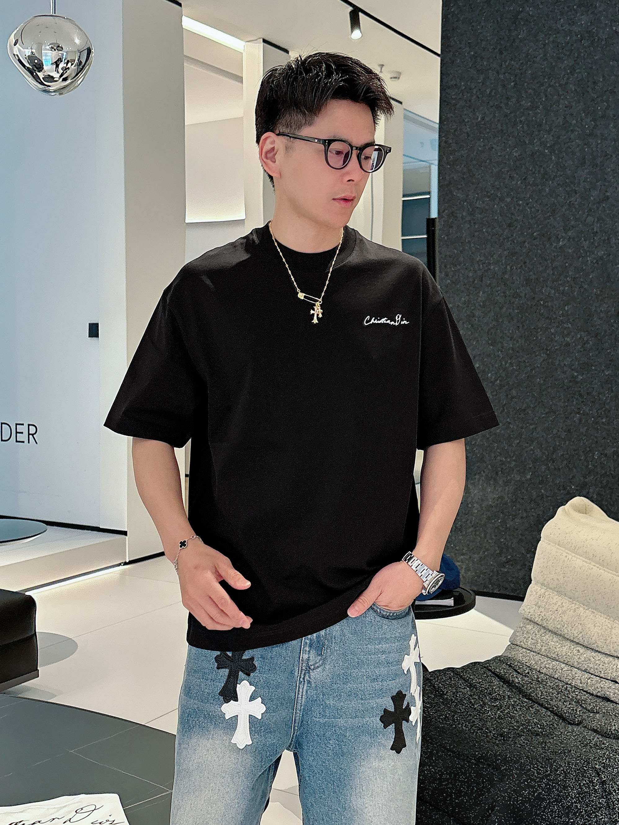 NO:504290,Dior's new spring and summer new style first-time counter has the latest short-sleeved round-neck T-shirt with high-end customization and avant-garde and fashionable design!  Brand logo heavy craft design, high-end customized mercerated cloud cotton fabric, soft feel, comfortable to wear, exquisite counter-level car line, fine workmanship, invincible and handsome upper body effect!  A must-have item for handsome men!  Color black white Number M-3XL 25-1240,,dior,T-shirt,tees,t-shirt,alexander wang19860909迪奥 2025春夏新款首发专柜最新款短袖圆领T恤 高端订制 设计前卫时尚！品牌logo重工艺设计 高端定制丝光云朵棉面料.手感柔软.穿着舒适.专柜级别精致车线.做工精细.上身效果无敌帅气！型男必备单品！ 颜色黑色 白色 码数M-3XL 25-1240,,dior,T-shirt,tees，t-shirt,alexander wang,Men's clothing