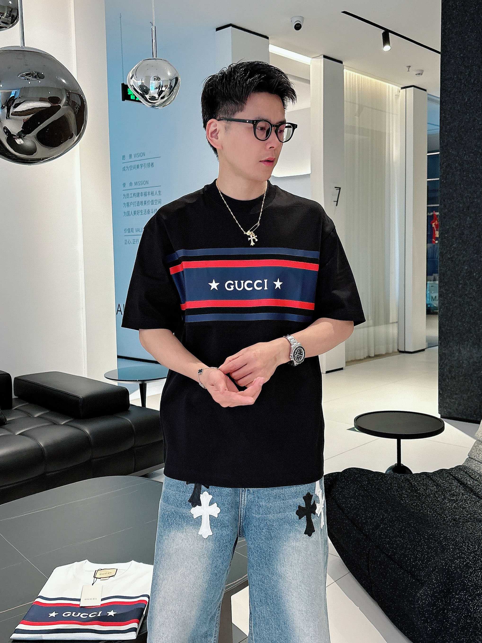 NO:504294,Gucci's new spring and summer new style first-time counter latest short-sleeved round-neck T-shirt, high-end customization, avant-garde and fashionable design!  Brand logo heavy craft design, high-end customized mercerated cloud cotton fabric, soft feel, comfortable to wear, exquisite counter-level car line, fine workmanship, invincible and handsome upper body effect!  A must-have item for handsome men!  Color black white Number M-3XL 25-1240, gucci, T-shirt,tees, t-shirt,alexander wang19860909古驰 2025春夏新款首发专柜最新款短袖圆领T恤 高端订制 设计前卫时尚！品牌logo重工艺设计 高端定制丝光云朵棉面料.手感柔软.穿着舒适.专柜级别精致车线.做工精细.上身效果无敌帅气！型男必备单品！ 颜色黑色 白色 码数M-3XL 25-1240,,gucci,T-shirt,tees，t-shirt,alexander wang,Men's clothing