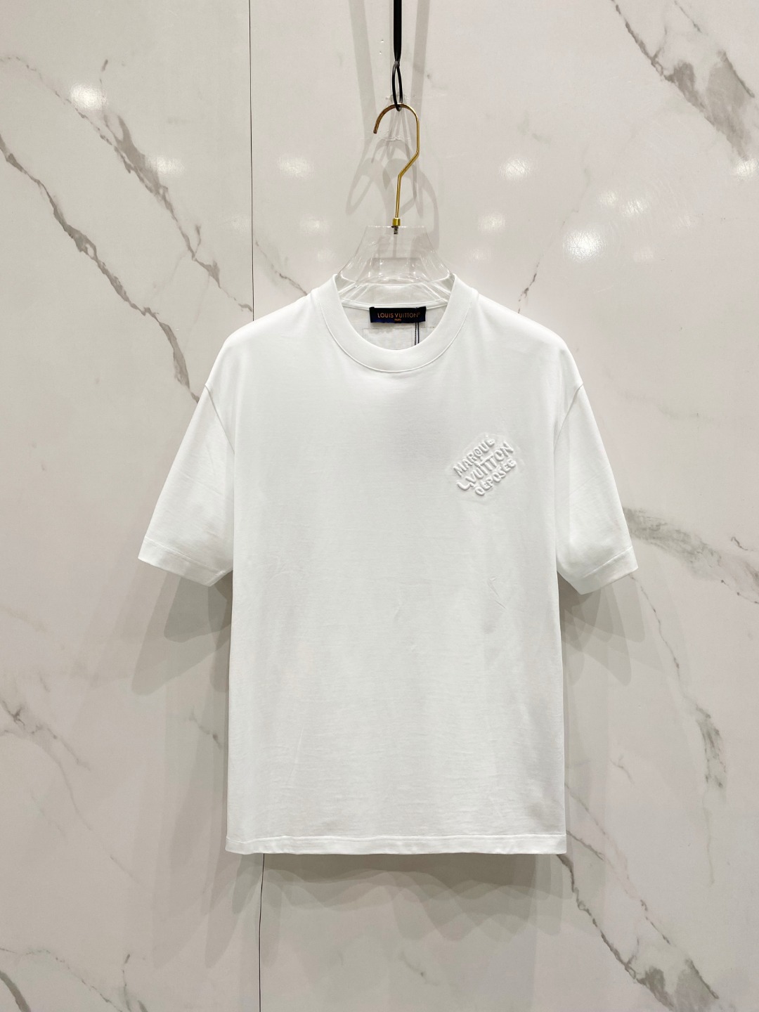 NO:150055,LV2025 spring and summer new style first-time counter latest short-sleeved round-neck T-shirt, high-end customization, avant-garde and fashionable design!  Brand logo heavy craft design, high-end customized mercerated cloud cotton fabric, soft feel, comfortable to wear, exquisite counter-level car line, fine workmanship, invincible and handsome upper body effect!  A must-have item for handsome men!  Color black white Number M-3XL AAA5 exclusive, louis vuitton, T-shirt,tees, t-shirt,alexander wang19860909LV2025春夏新款首发专柜最新款短袖圆领T恤 高端订制 设计前卫时尚！品牌logo重工艺设计 高端定制丝光云朵棉面料.手感柔软.穿着舒适.专柜级别精致车线.做工精细.上身效果无敌帅气！型男必备单品！ 颜色黑色 白色 码数M-3XL AAA5独家专供,,louis vuitton,T-shirt,tees，t-shirt,alexander wang,Men's clothing