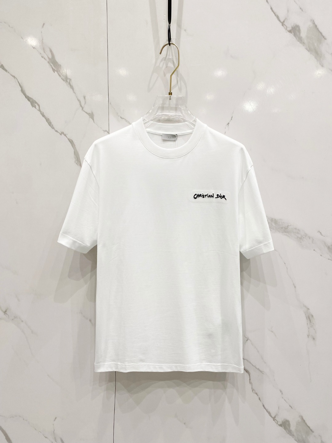 NO:150061,Dior's new spring and summer new model in the first counter of the 2025 spring and summer new style, the latest short-sleeved round-neck T-shirt, high-end customization, avant-garde and fashionable design!  Brand logo heavy craft design, high-end customized mercerated cloud cotton fabric, soft feel, comfortable to wear, exquisite counter-level car line, fine workmanship, invincible and handsome upper body effect!  A must-have item for handsome men!  Color black white Number M-3XL AAA5 exclusive, dior, T-shirt,tees, t-shirt,alexander wang19860909迪奥2025春夏新款首发专柜最新款短袖圆领T恤 高端订制 设计前卫时尚！品牌logo重工艺设计 高端定制丝光云朵棉面料.手感柔软.穿着舒适.专柜级别精致车线.做工精细.上身效果无敌帅气！型男必备单品！ 颜色黑色 白色 码数M-3XL AAA5独家专供,,dior,T-shirt,tees，t-shirt,alexander wang,Men's clothing