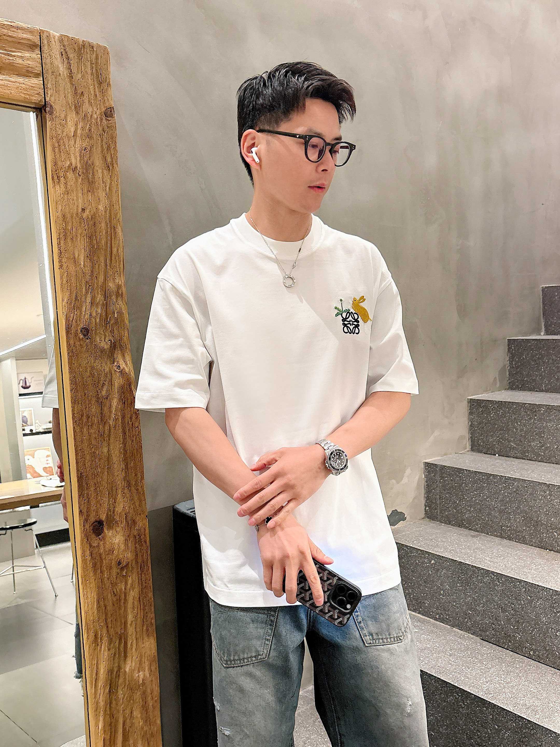 NO:504275,Luo Yiwei's new spring and summer new style first-time counter latest short-sleeved round-neck T-shirt, high-end customization, avant-garde and fashionable design!  Brand logo heavy craft design, high-end customized mercerated cloud cotton fabric, soft feel, comfortable to wear, exquisite counter-level car line, fine workmanship, invincible and handsome upper body effect!  A must-have item for handsome men!  Color black white Number M-3XL 25-1260,loewe,T-shirt,tees,t-shirt,alexander wang19860909罗意威 2025春夏新款首发专柜最新款短袖圆领T恤 高端订制 设计前卫时尚！品牌logo重工艺设计 高端定制丝光云朵棉面料.手感柔软.穿着舒适.专柜级别精致车线.做工精细.上身效果无敌帅气！型男必备单品！ 颜色黑色 白色 码数M-3XL 25-1260,,loewe,T-shirt,tees，t-shirt,alexander wang,Men's clothing