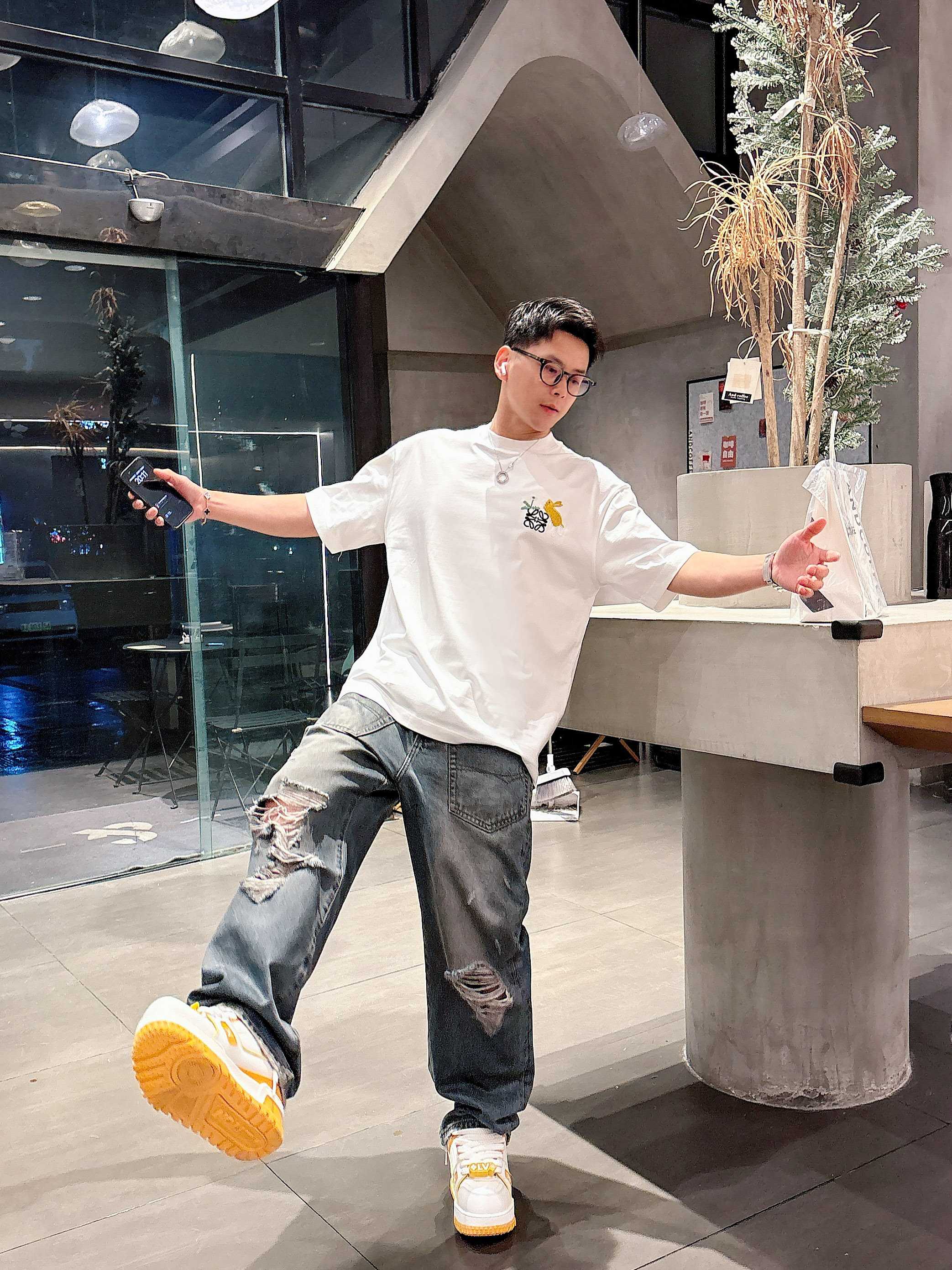     罗意威  2025春夏新款首发专柜最新款短袖圆领T恤 高端订制 设计前卫时尚！品牌logo重工艺