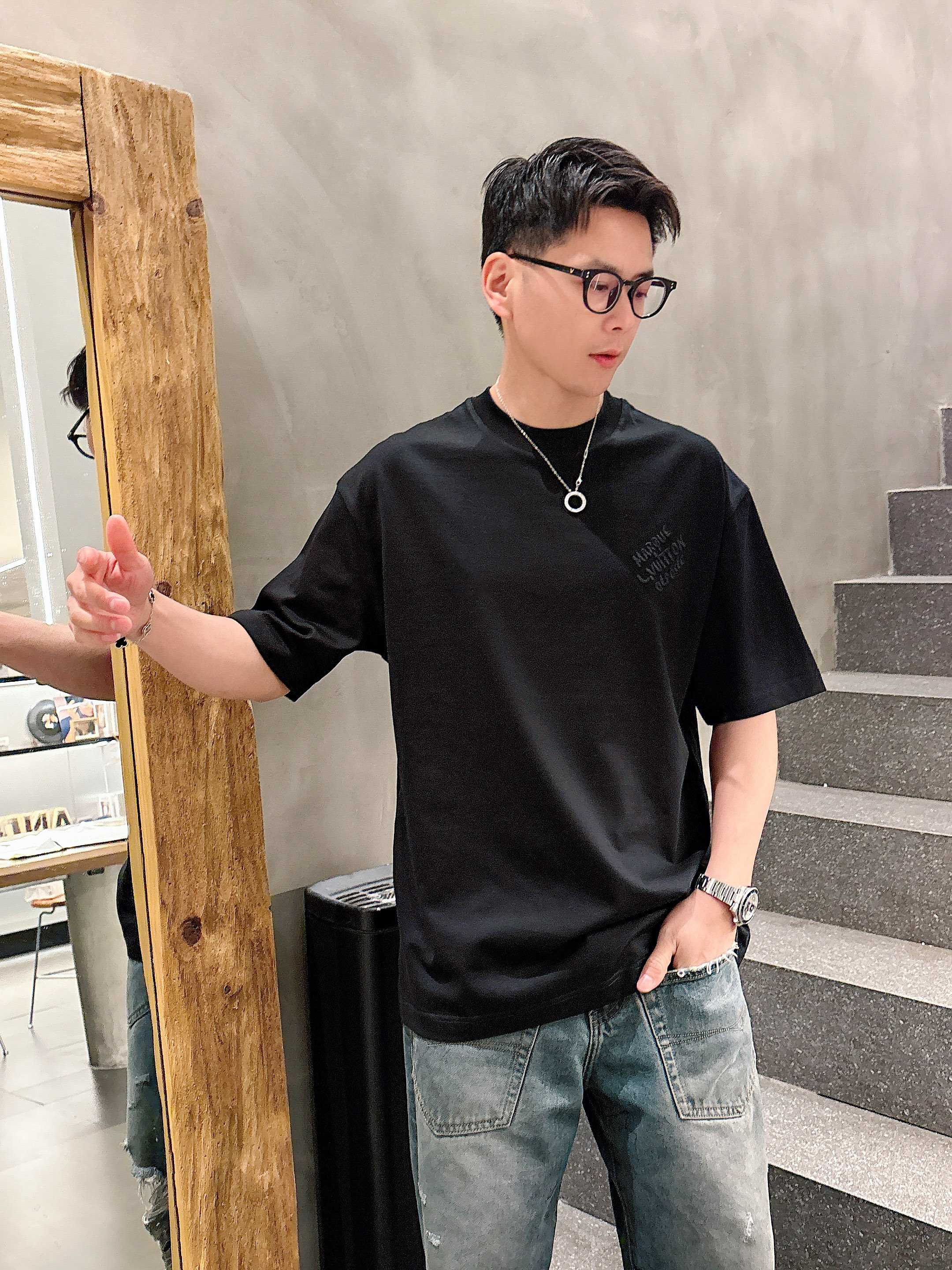     LV  2025春夏新款首发专柜最新款短袖圆领T恤 高端订制 设计前卫时尚！品牌logo重工艺设