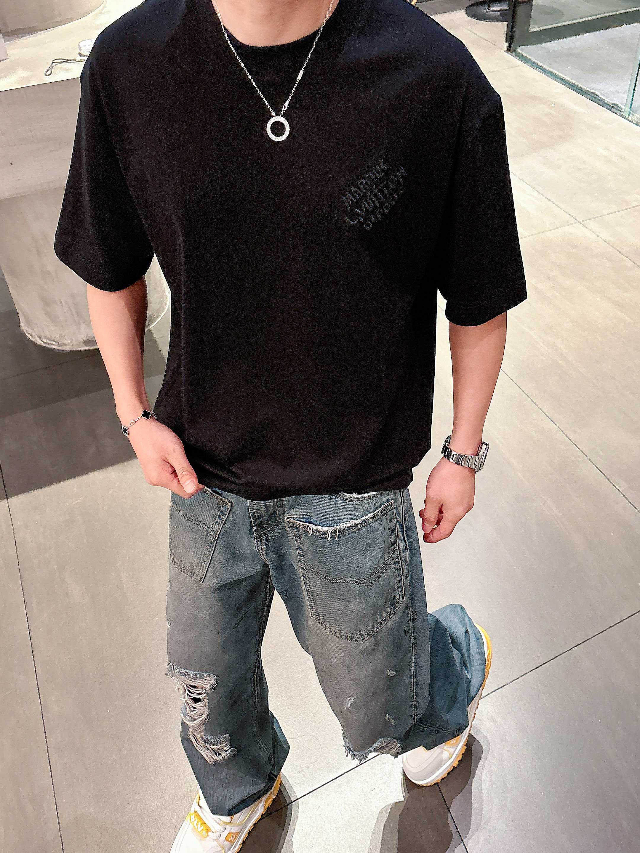     LV  2025春夏新款首发专柜最新款短袖圆领T恤 高端订制 设计前卫时尚！品牌logo重工艺设