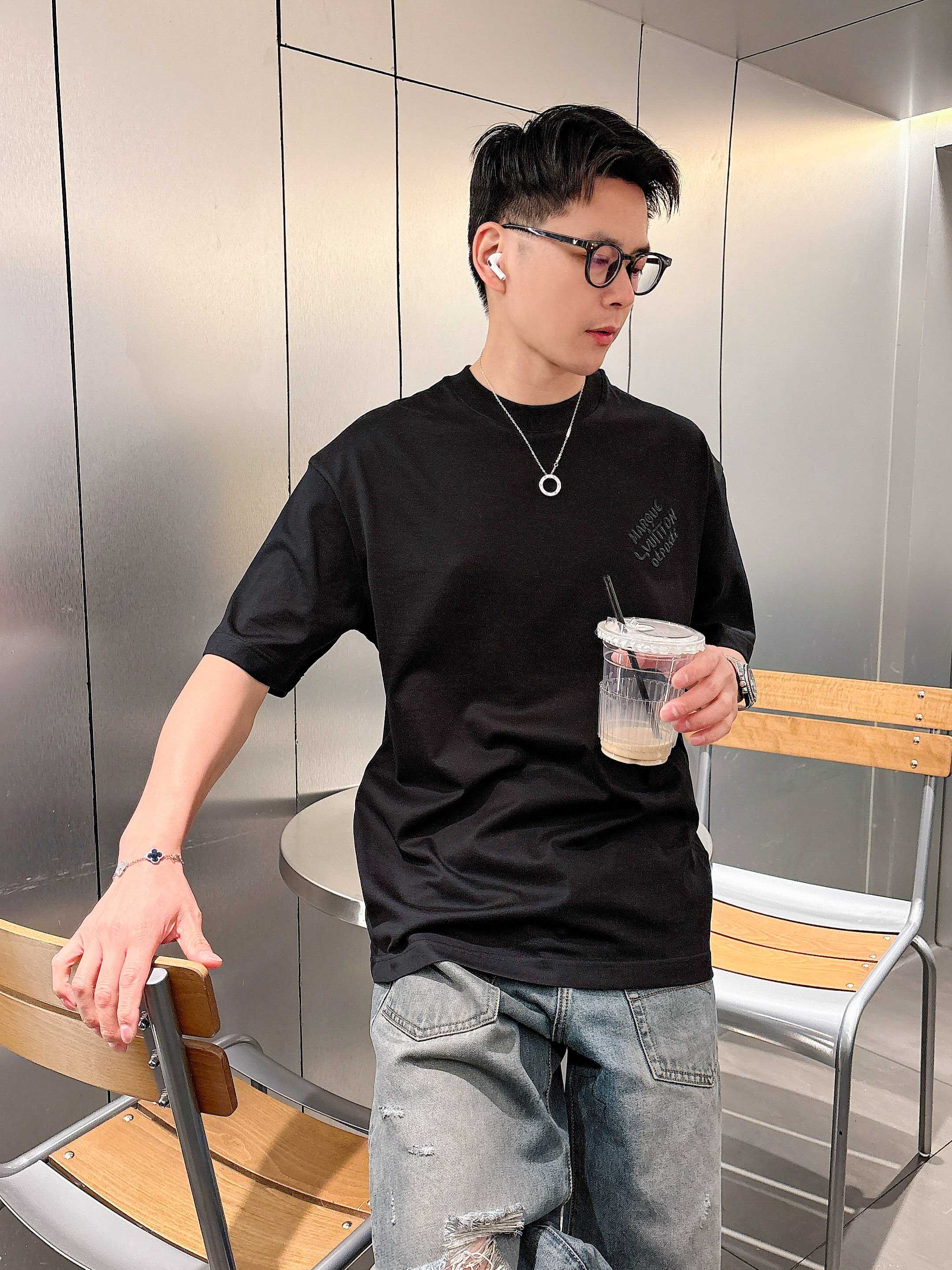     LV  2025春夏新款首发专柜最新款短袖圆领T恤 高端订制 设计前卫时尚！品牌logo重工艺设