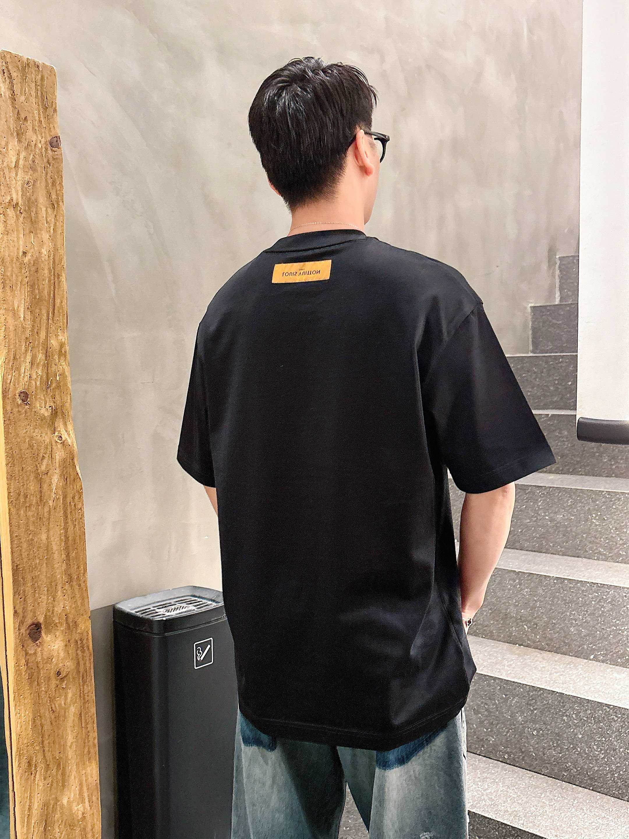     LV  2025春夏新款首发专柜最新款短袖圆领T恤 高端订制 设计前卫时尚！品牌logo重工艺设