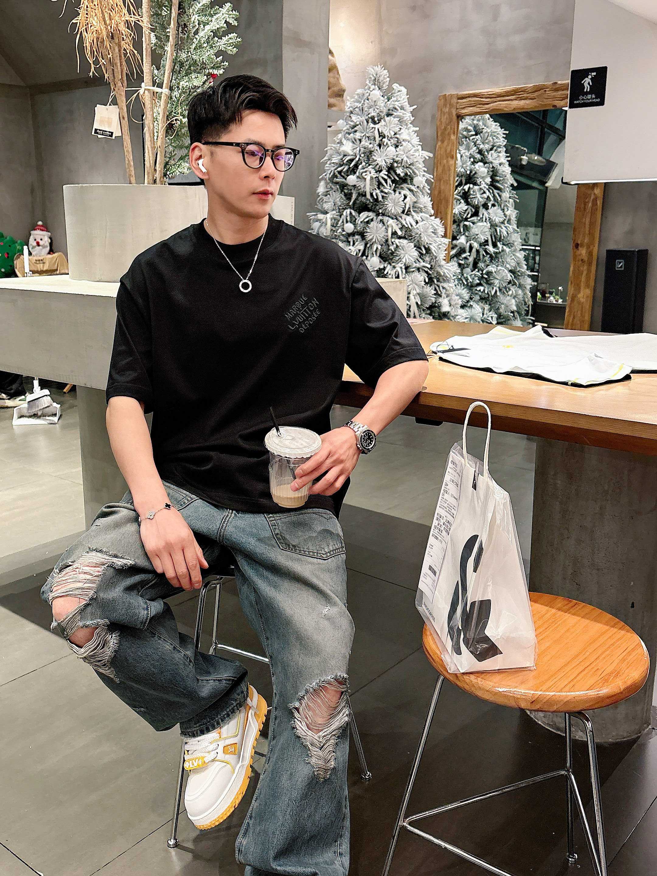     LV  2025春夏新款首发专柜最新款短袖圆领T恤 高端订制 设计前卫时尚！品牌logo重工艺设