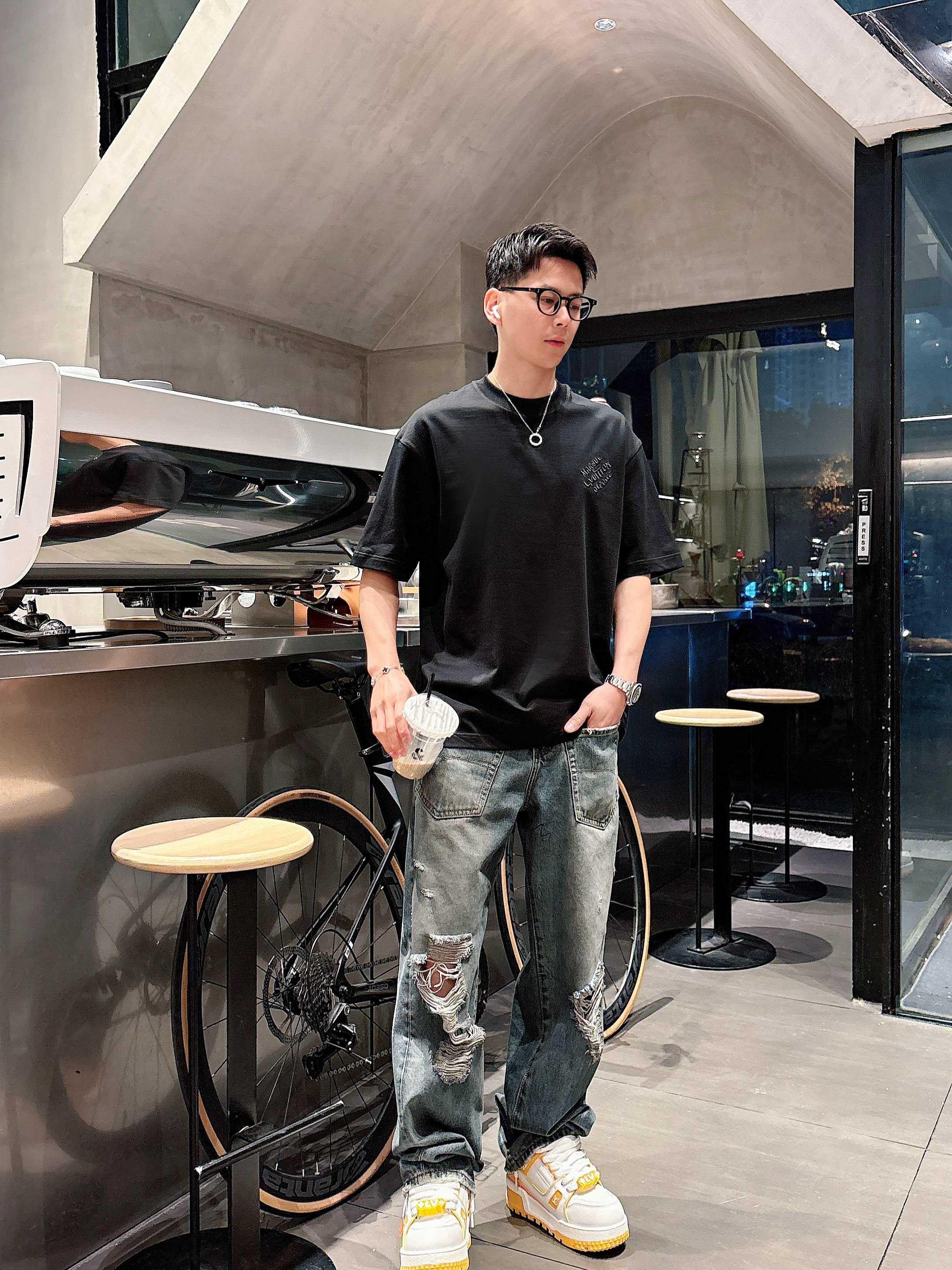     LV  2025春夏新款首发专柜最新款短袖圆领T恤 高端订制 设计前卫时尚！品牌logo重工艺设