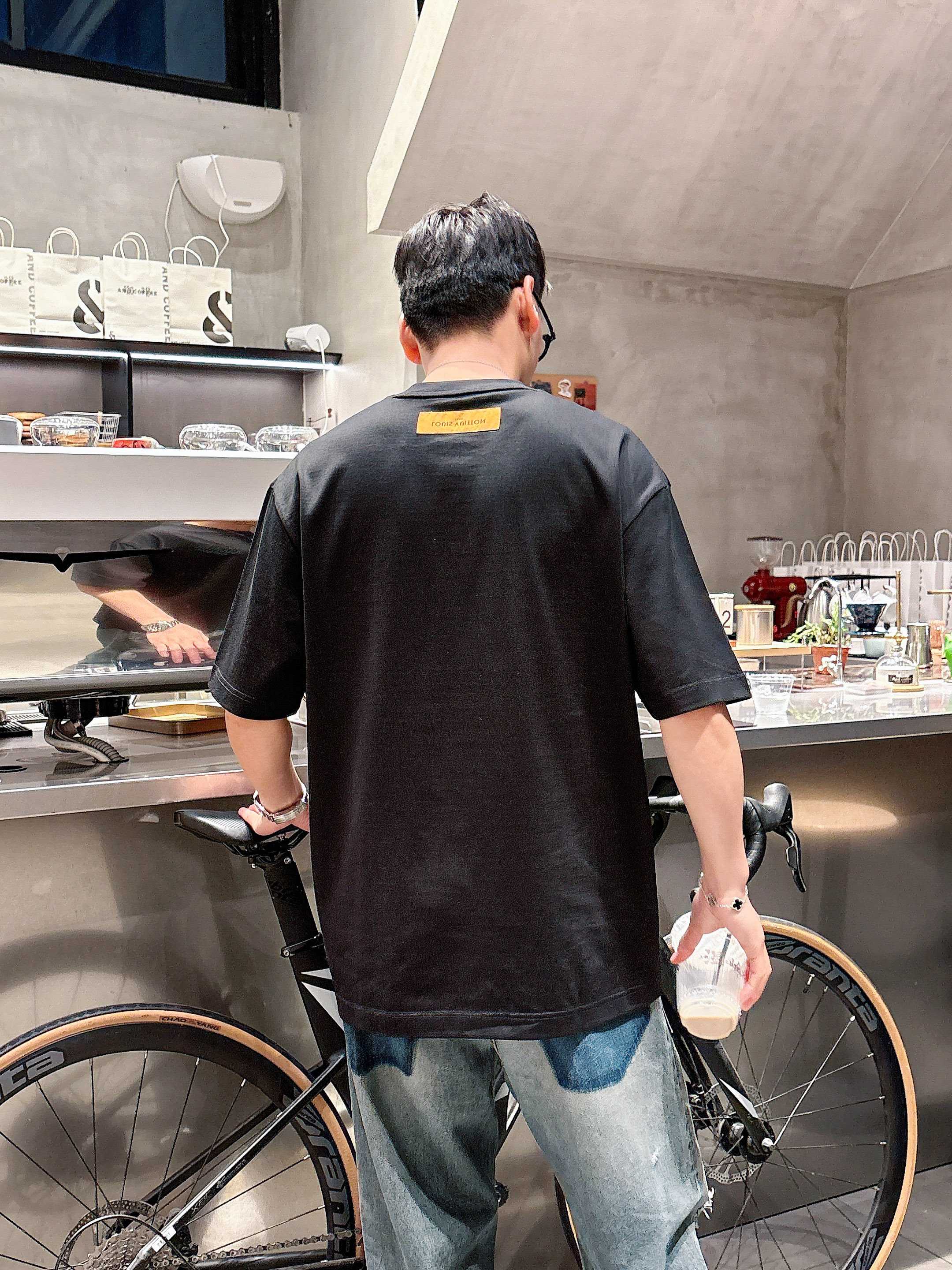     LV  2025春夏新款首发专柜最新款短袖圆领T恤 高端订制 设计前卫时尚！品牌logo重工艺设