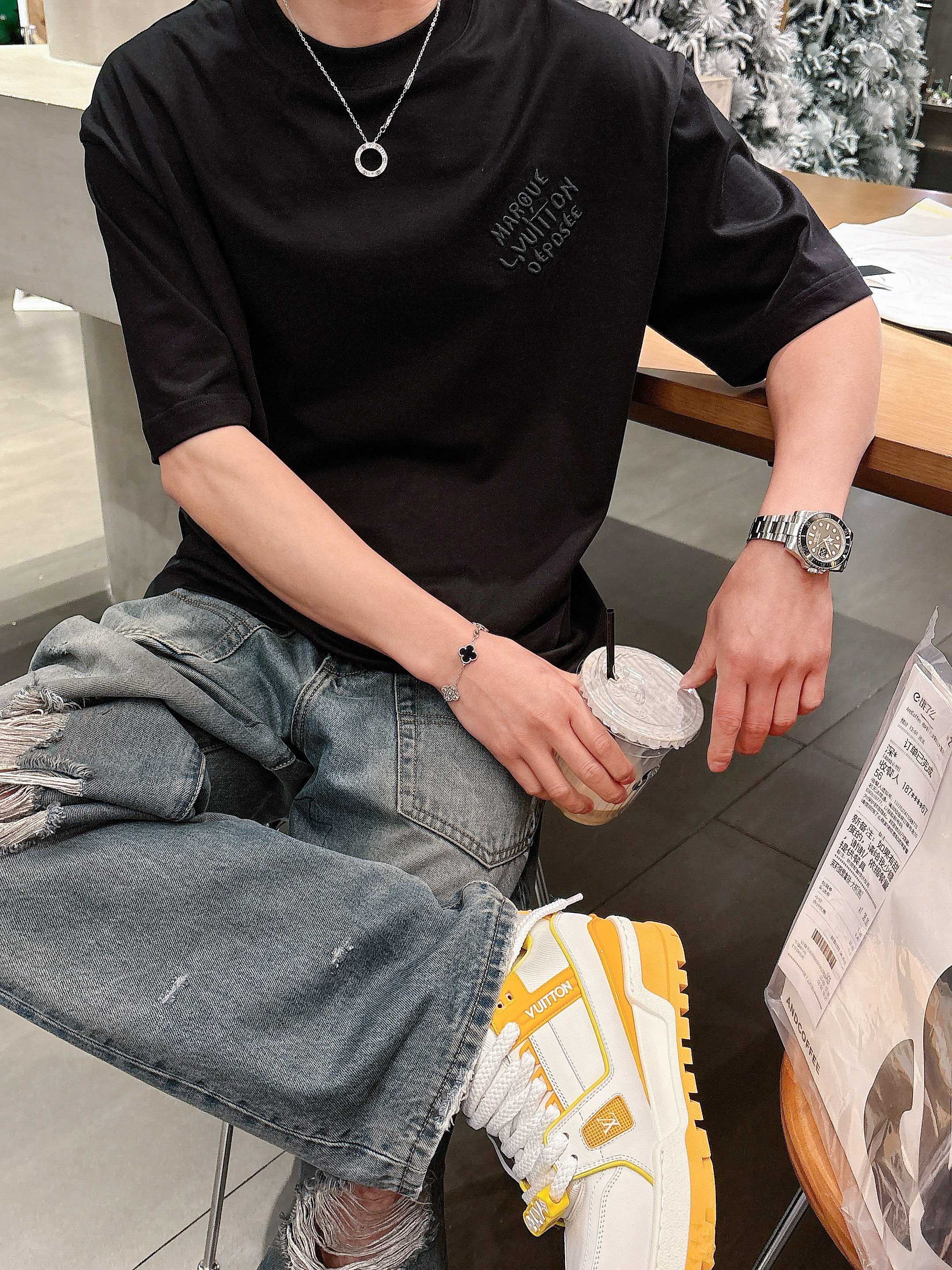     LV  2025春夏新款首发专柜最新款短袖圆领T恤 高端订制 设计前卫时尚！品牌logo重工艺设