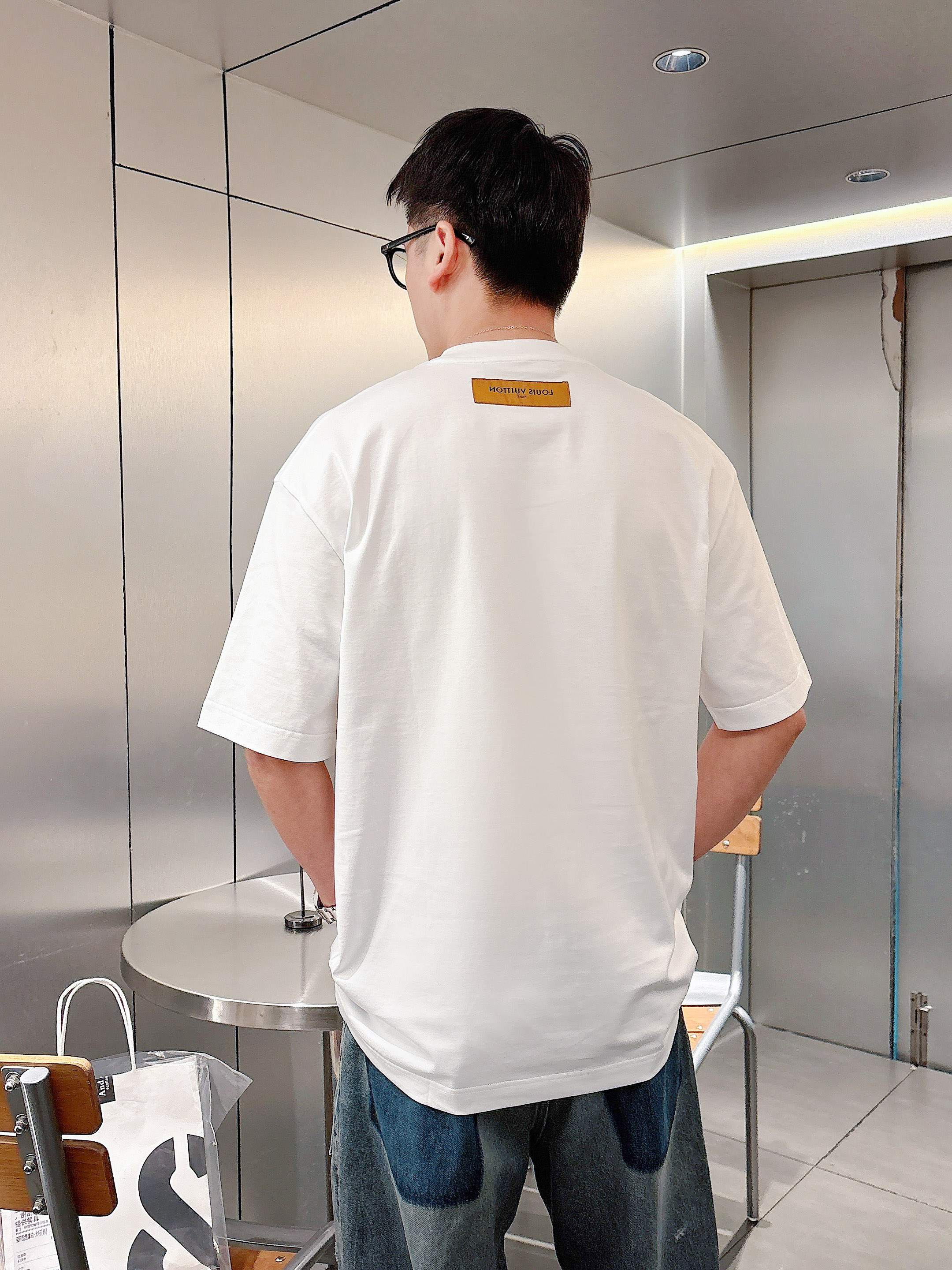     LV  2025春夏新款首发专柜最新款短袖圆领T恤 高端订制 设计前卫时尚！品牌logo重工艺设