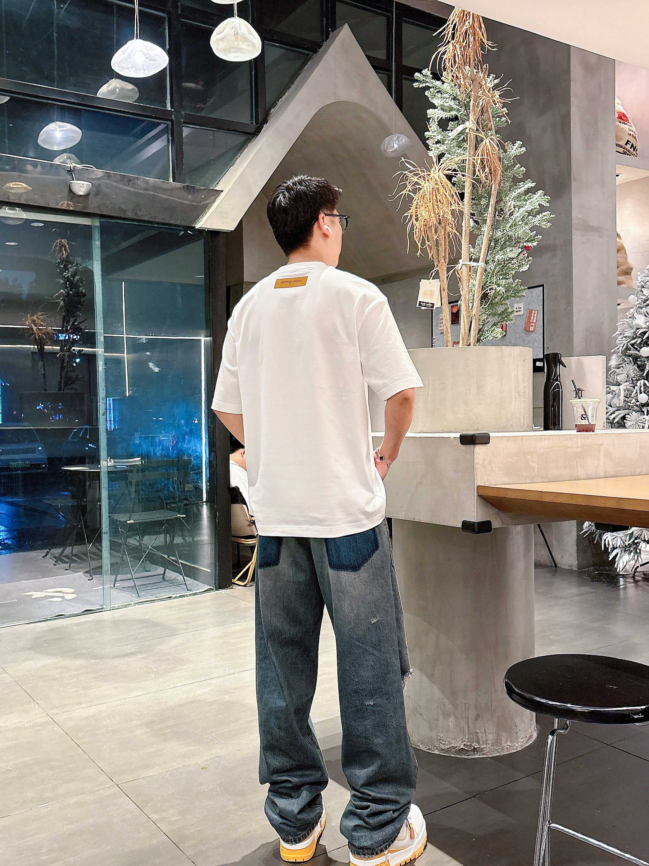     LV  2025春夏新款首发专柜最新款短袖圆领T恤 高端订制 设计前卫时尚！品牌logo重工艺设