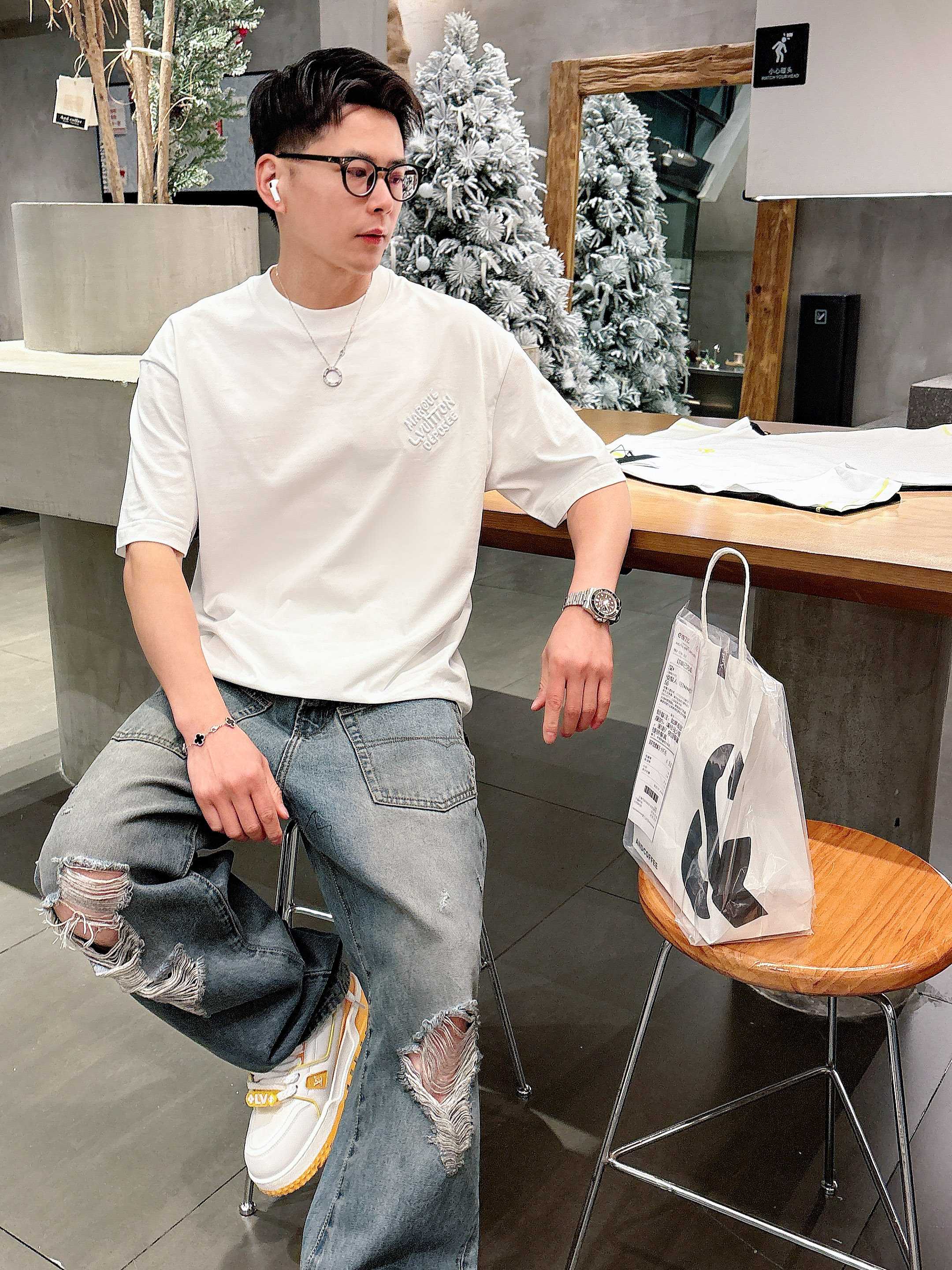     LV  2025春夏新款首发专柜最新款短袖圆领T恤 高端订制 设计前卫时尚！品牌logo重工艺设