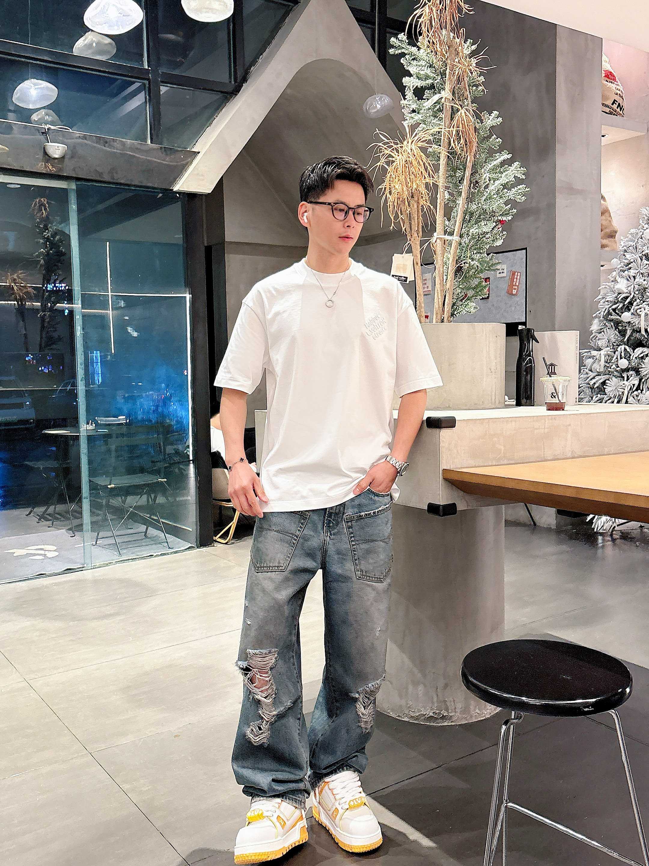     LV  2025春夏新款首发专柜最新款短袖圆领T恤 高端订制 设计前卫时尚！品牌logo重工艺设