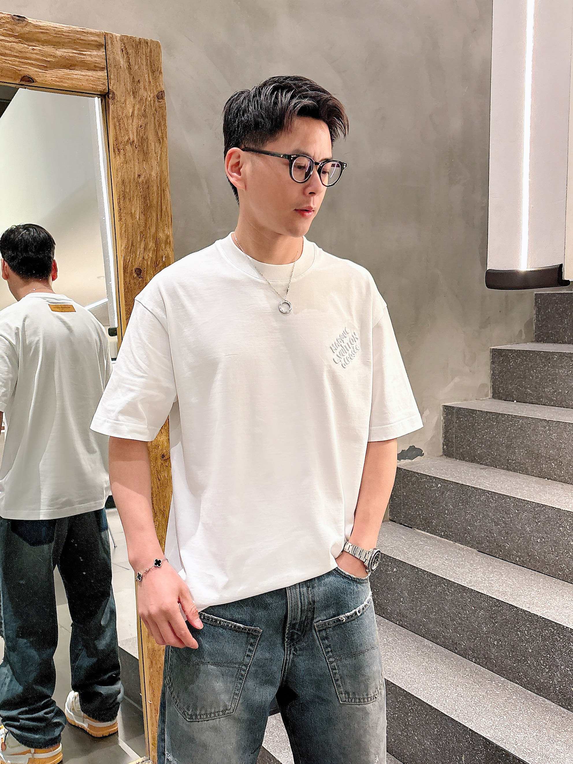     LV  2025春夏新款首发专柜最新款短袖圆领T恤 高端订制 设计前卫时尚！品牌logo重工艺设