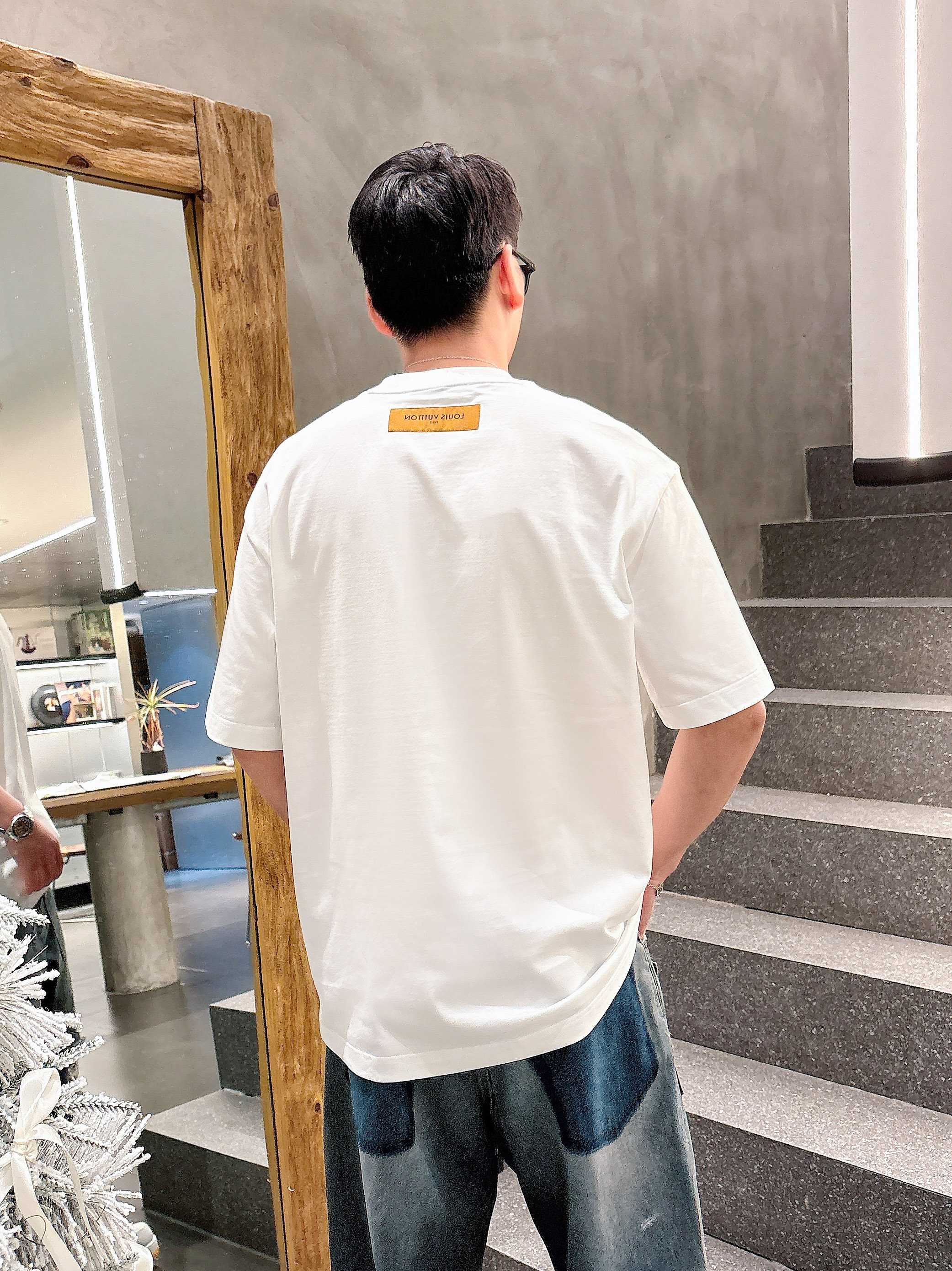     LV  2025春夏新款首发专柜最新款短袖圆领T恤 高端订制 设计前卫时尚！品牌logo重工艺设