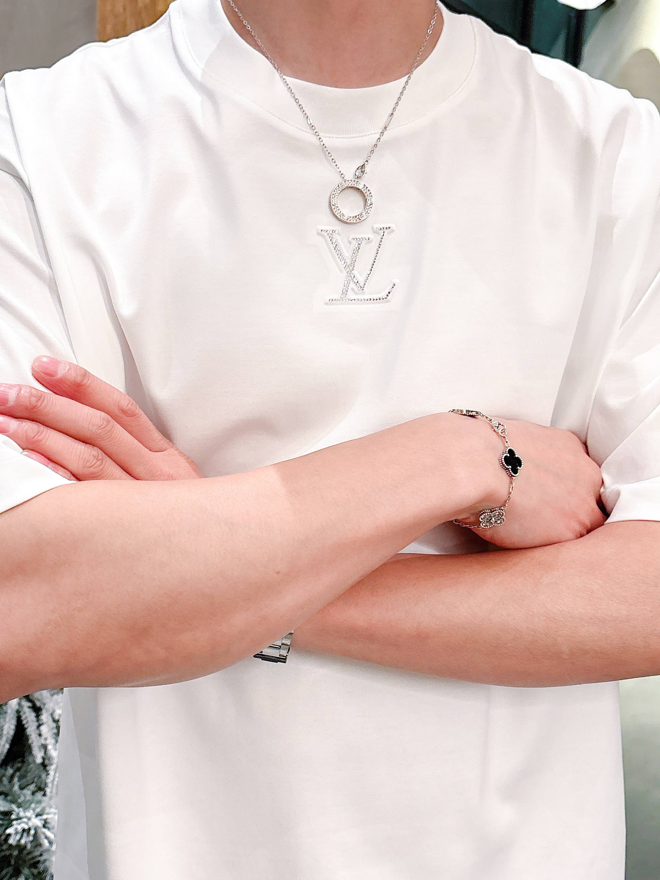     LV  2025春夏新款首发专柜最新款短袖圆领T恤 高端订制 设计前卫时尚！品牌logo重工艺设