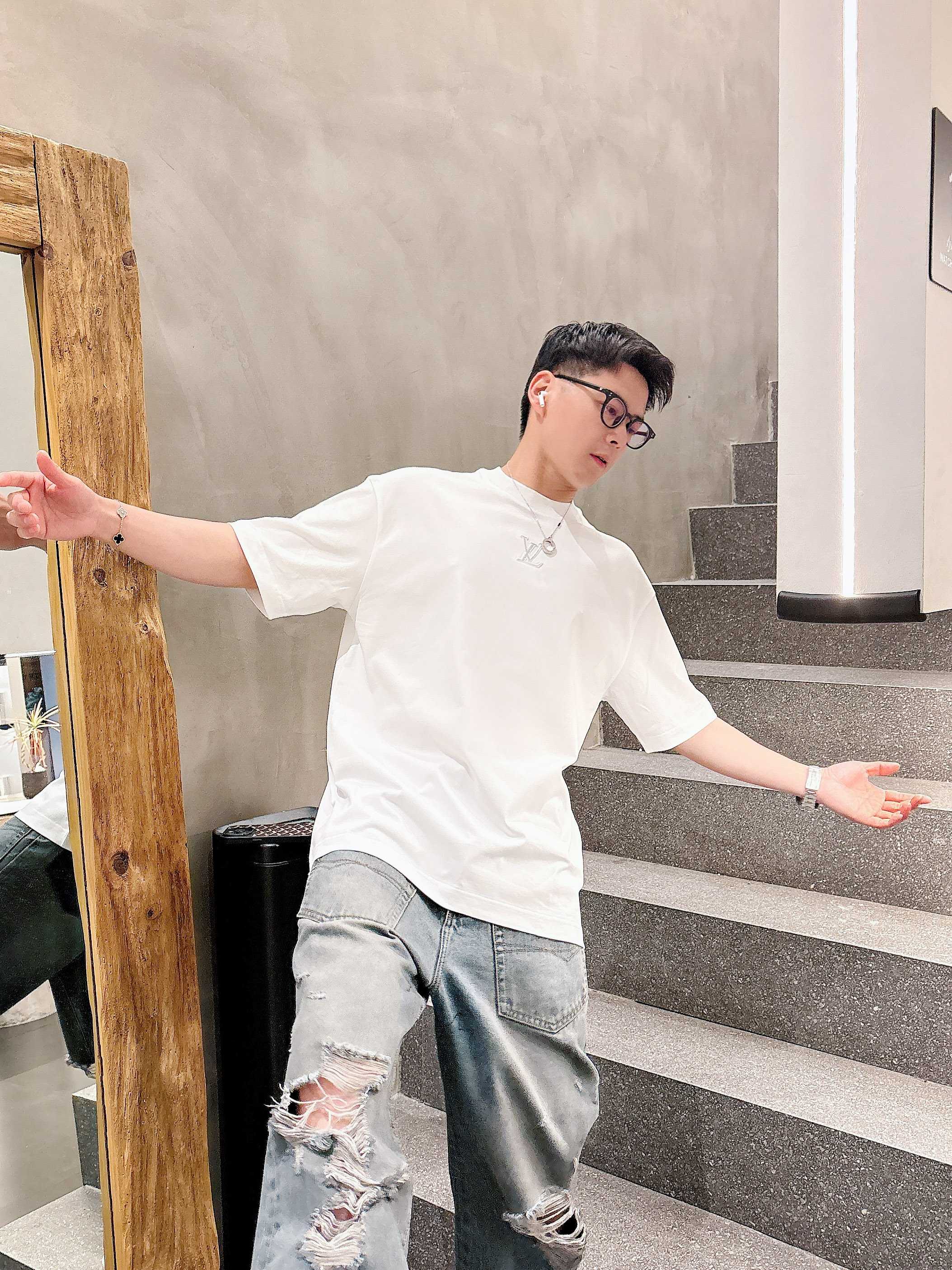     LV  2025春夏新款首发专柜最新款短袖圆领T恤 高端订制 设计前卫时尚！品牌logo重工艺设