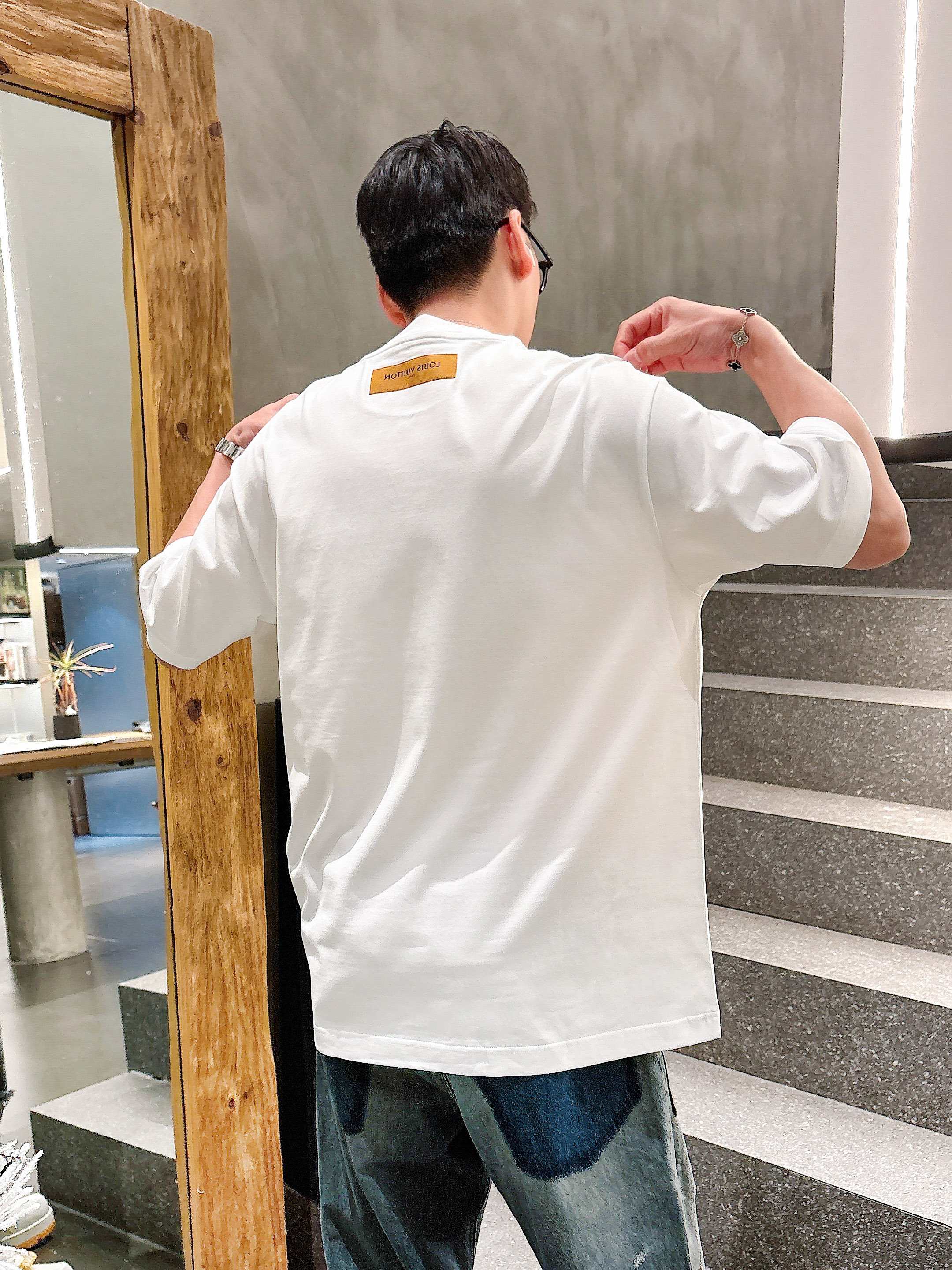     LV  2025春夏新款首发专柜最新款短袖圆领T恤 高端订制 设计前卫时尚！品牌logo重工艺设