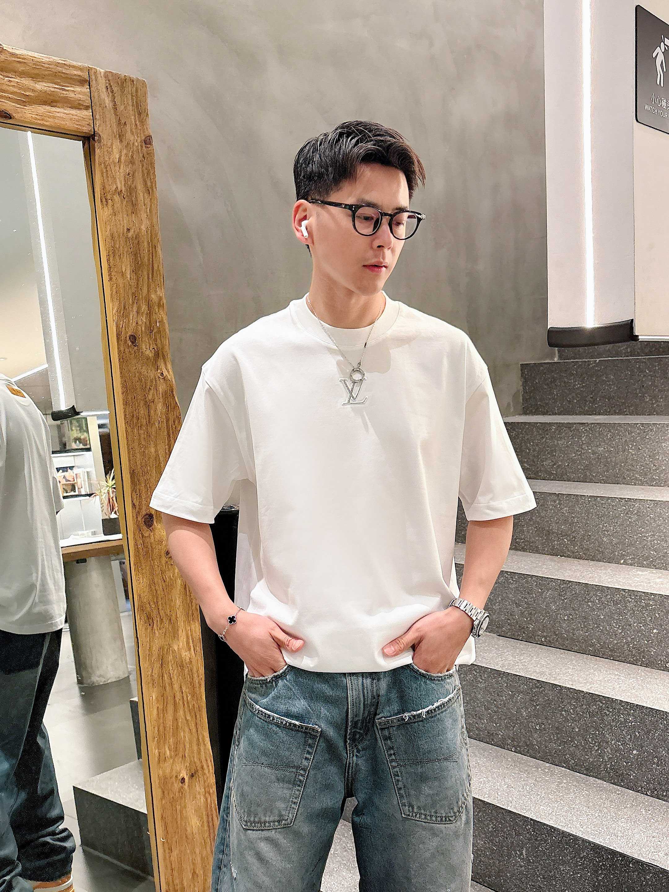 NO:504281,LV 2025 spring and summer new style first-time counter latest short-sleeved round-neck T-shirt, high-end customization, avant-garde and fashionable design!  Brand logo heavy craft design, high-end customized mercerated cloud cotton fabric, soft feel, comfortable to wear, exquisite counter-level car line, fine workmanship, invincible and handsome upper body effect!  A must-have item for handsome men!  Color black white Number M-3XL 25-1260,,louis vuitton,T-shirt,tees,t-shirt,alexander wang19860909LV 2025春夏新款首发专柜最新款短袖圆领T恤 高端订制 设计前卫时尚！品牌logo重工艺设计 高端定制丝光云朵棉面料.手感柔软.穿着舒适.专柜级别精致车线.做工精细.上身效果无敌帅气！型男必备单品！ 颜色黑色 白色 码数M-3XL 25-1260,,louis vuitton,T-shirt,tees，t-shirt,alexander wang,Men's clothing