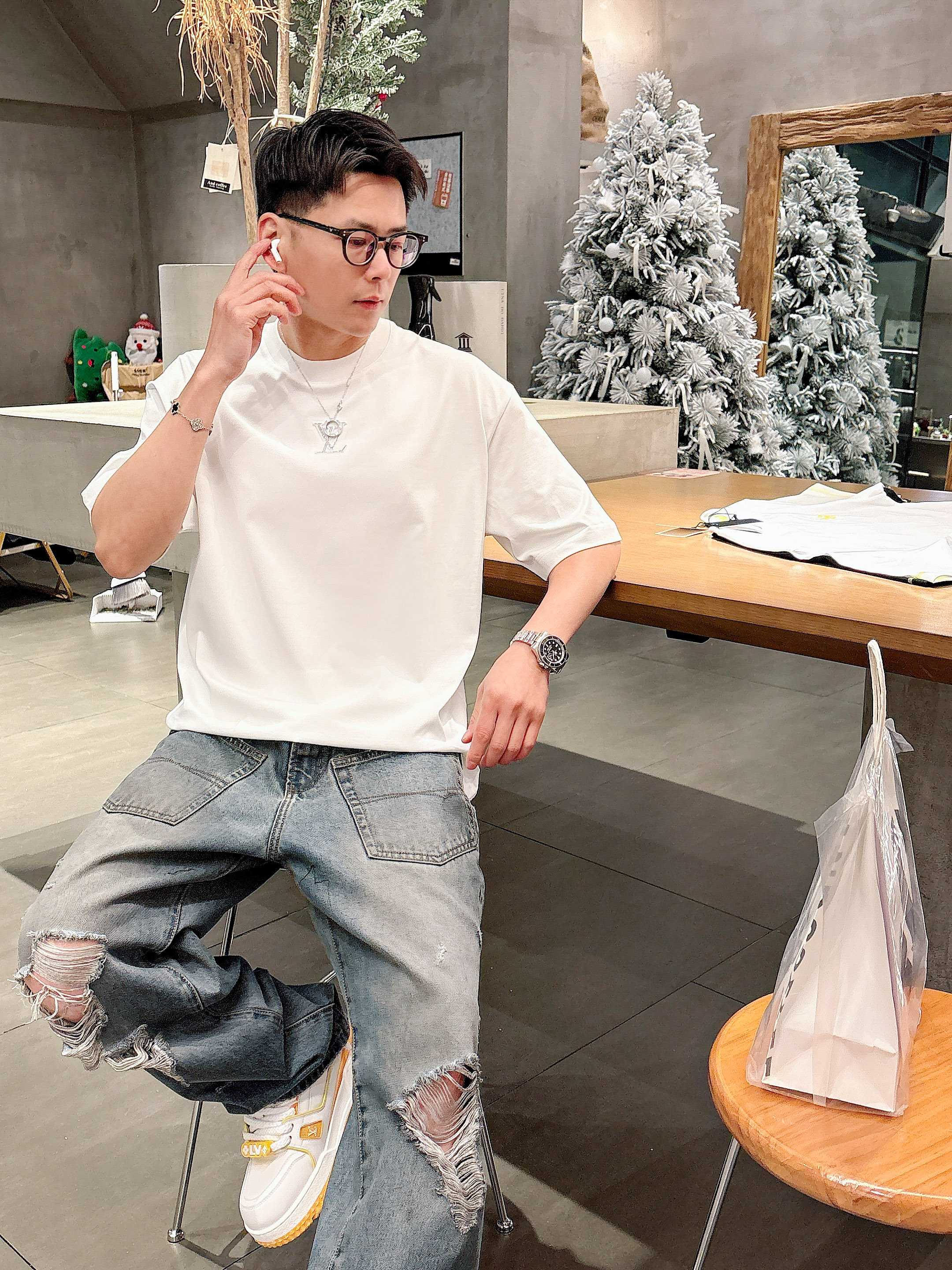     LV  2025春夏新款首发专柜最新款短袖圆领T恤 高端订制 设计前卫时尚！品牌logo重工艺设