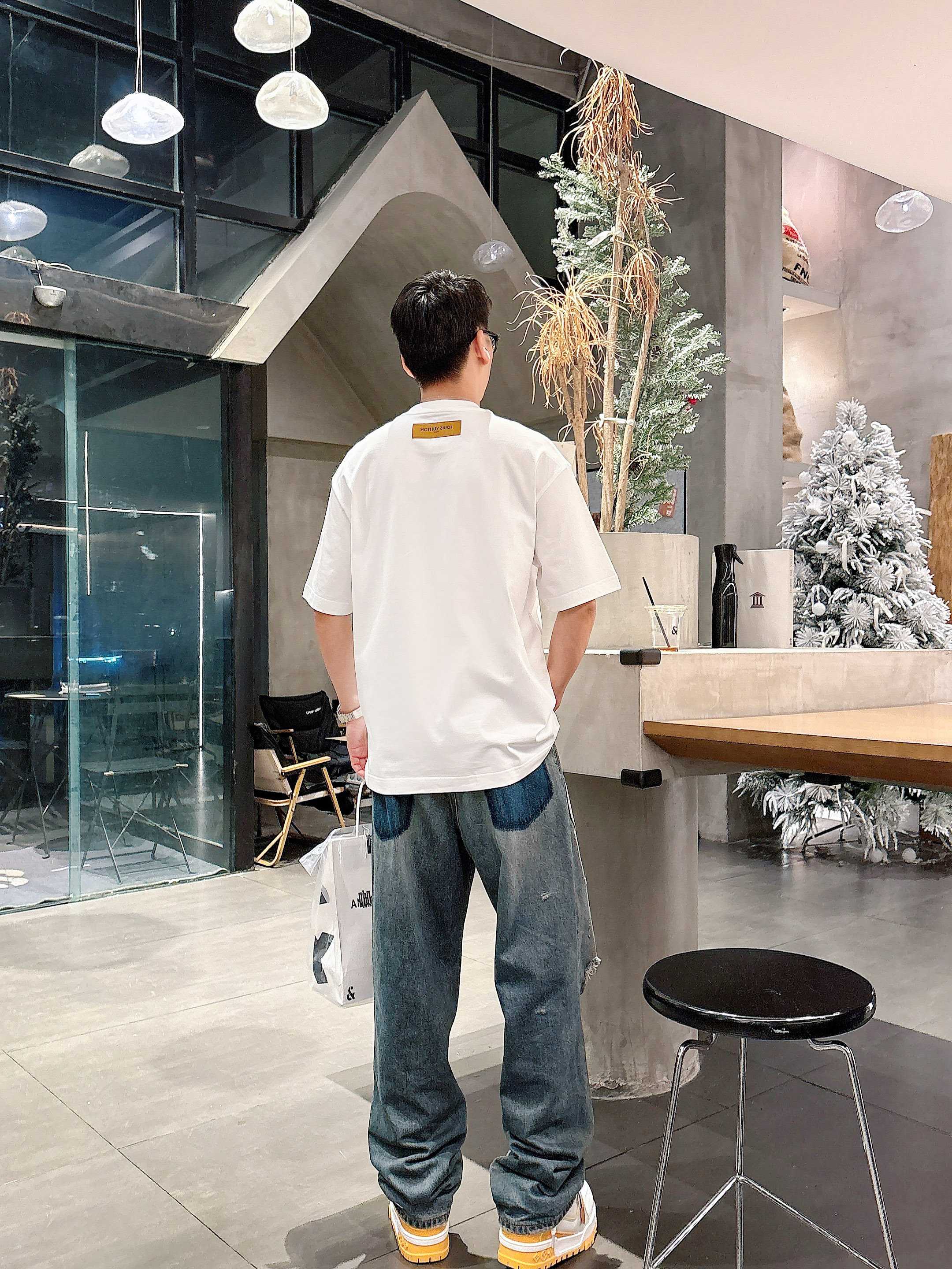     LV  2025春夏新款首发专柜最新款短袖圆领T恤 高端订制 设计前卫时尚！品牌logo重工艺设