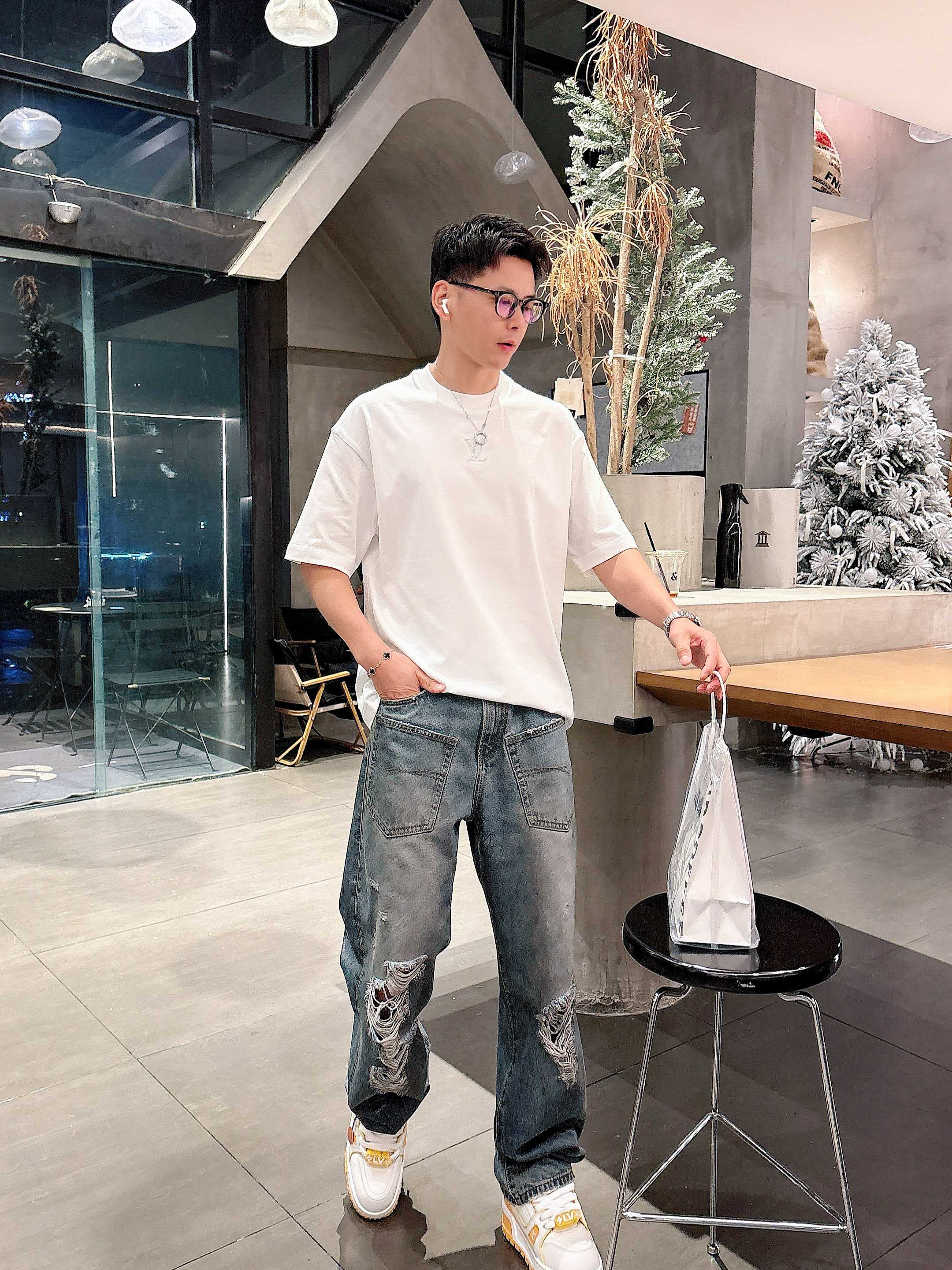     LV  2025春夏新款首发专柜最新款短袖圆领T恤 高端订制 设计前卫时尚！品牌logo重工艺设