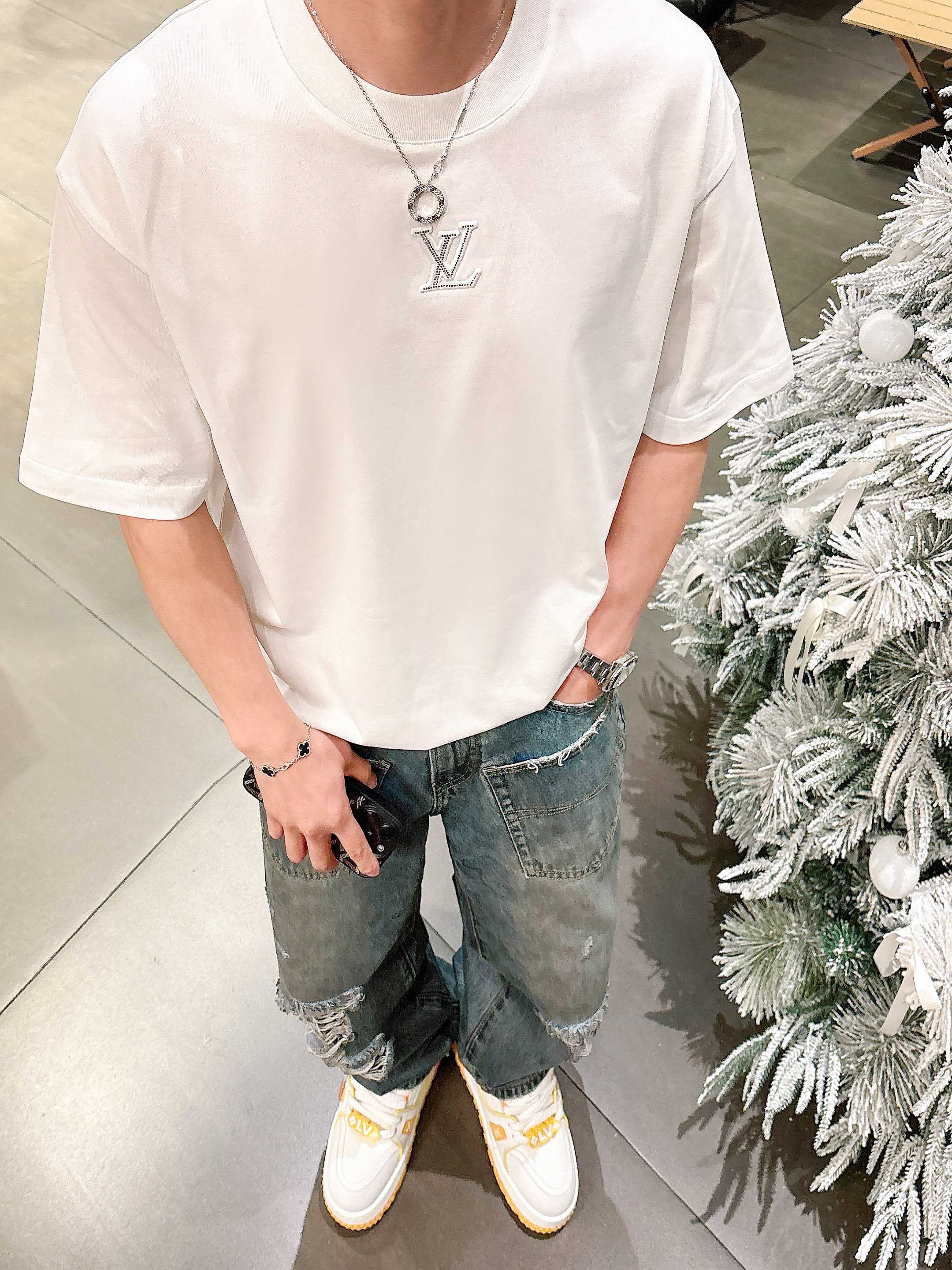     LV  2025春夏新款首发专柜最新款短袖圆领T恤 高端订制 设计前卫时尚！品牌logo重工艺设