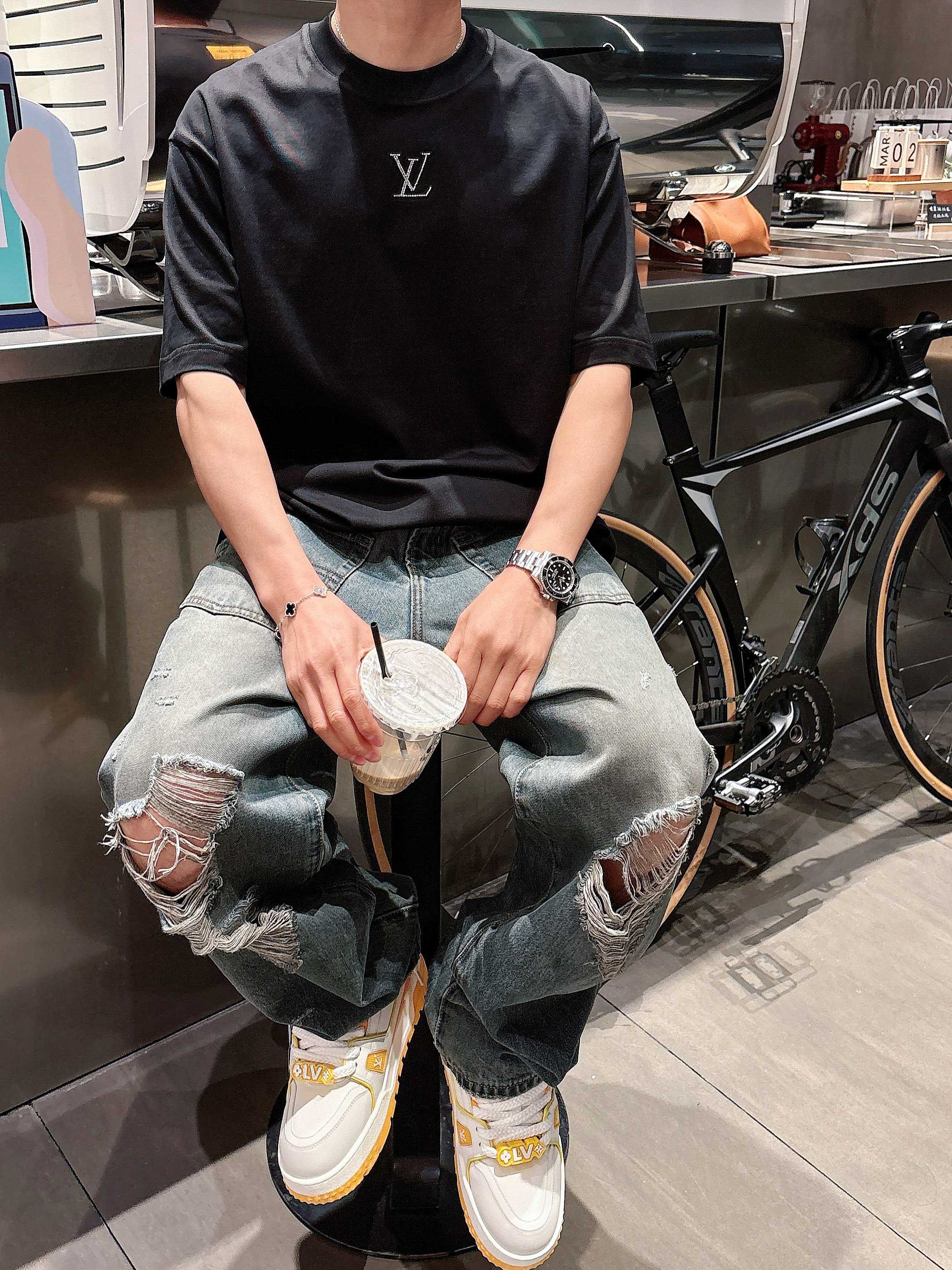     LV  2025春夏新款首发专柜最新款短袖圆领T恤 高端订制 设计前卫时尚！品牌logo重工艺设