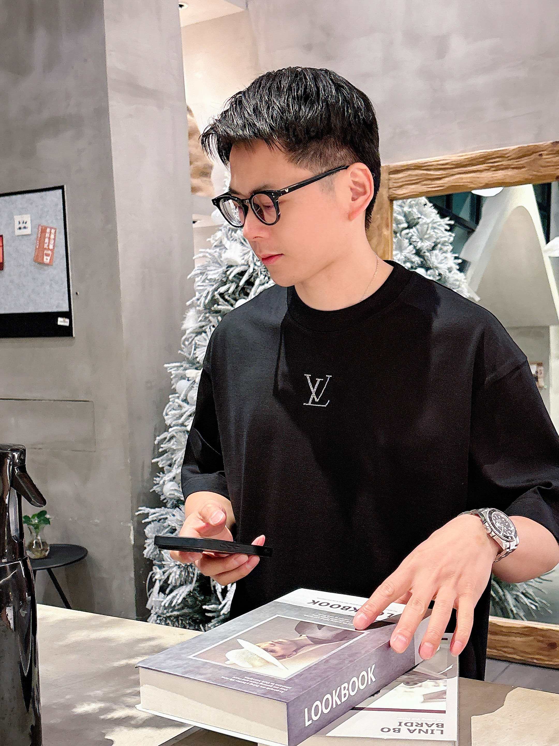     LV  2025春夏新款首发专柜最新款短袖圆领T恤 高端订制 设计前卫时尚！品牌logo重工艺设