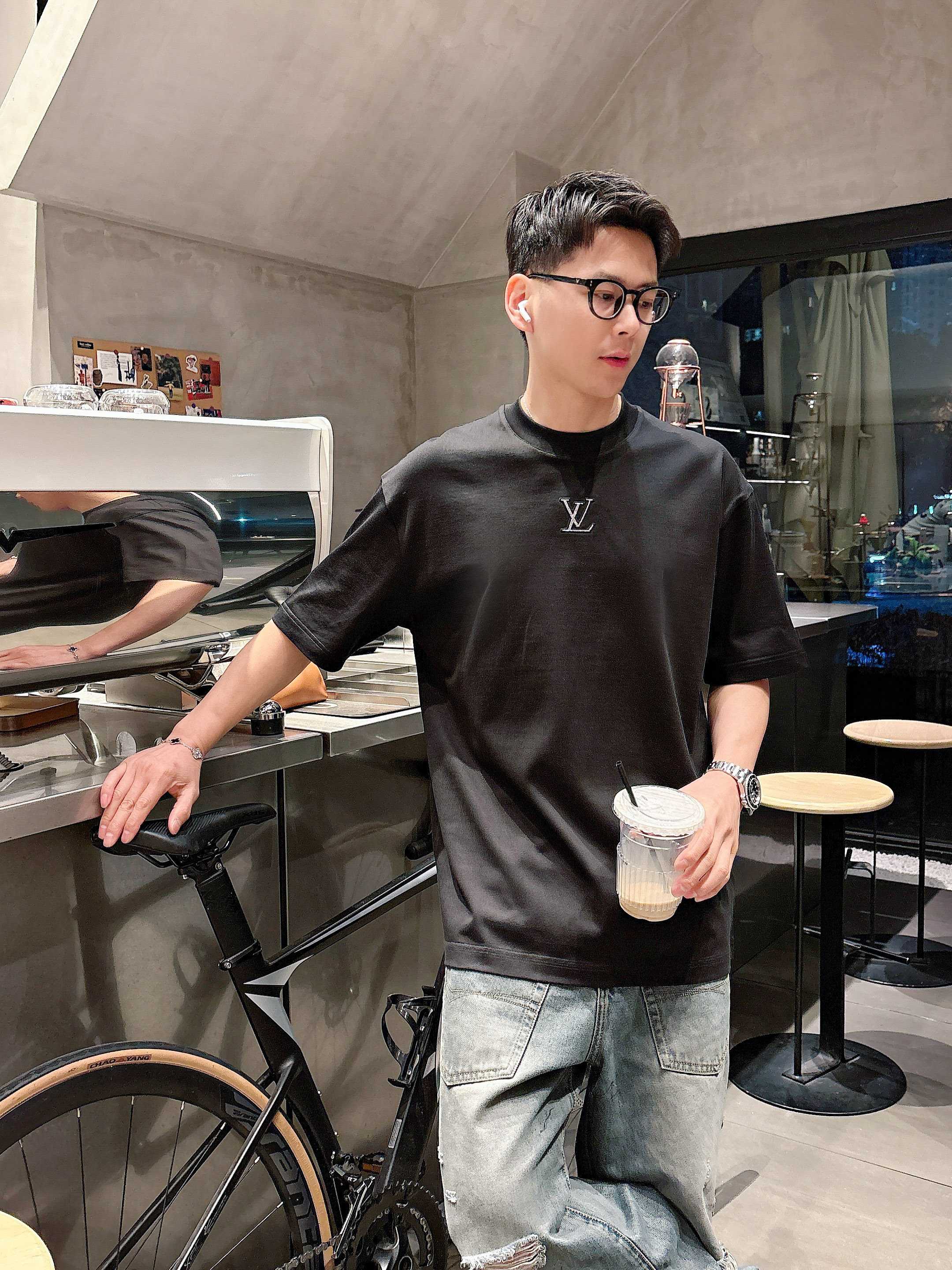     LV  2025春夏新款首发专柜最新款短袖圆领T恤 高端订制 设计前卫时尚！品牌logo重工艺设