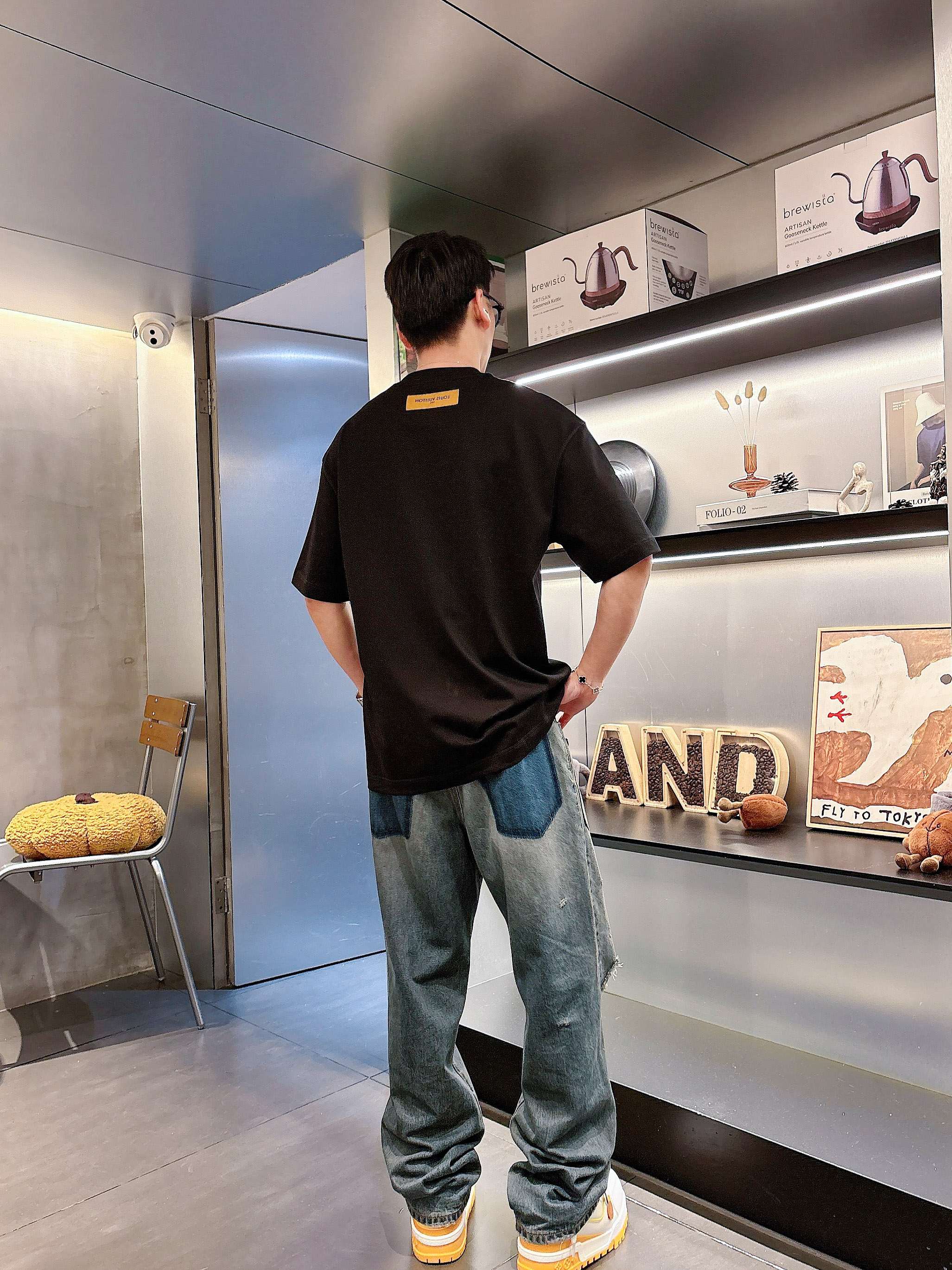     LV  2025春夏新款首发专柜最新款短袖圆领T恤 高端订制 设计前卫时尚！品牌logo重工艺设